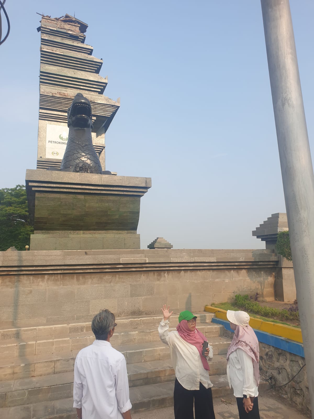 PANTAU: Kepala DLH Gresik Sri Subaidah bersama jajaran saat melihat kerusakan Gapura Naga Giri di Bunder.