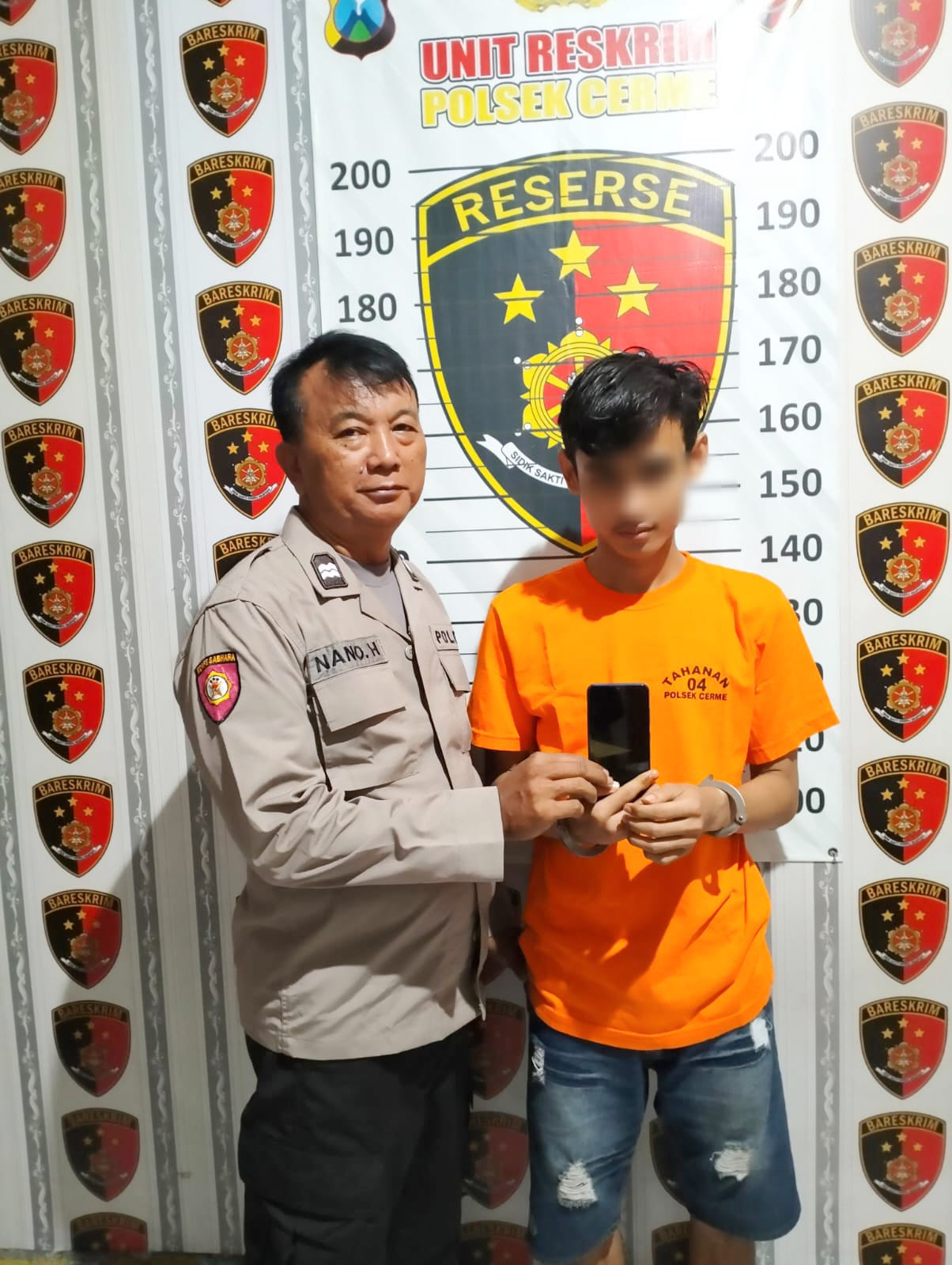 DIAMANKAN : Tersangka Irfan Dwi A saat diamankan di Polsek Cerme, Gresik.