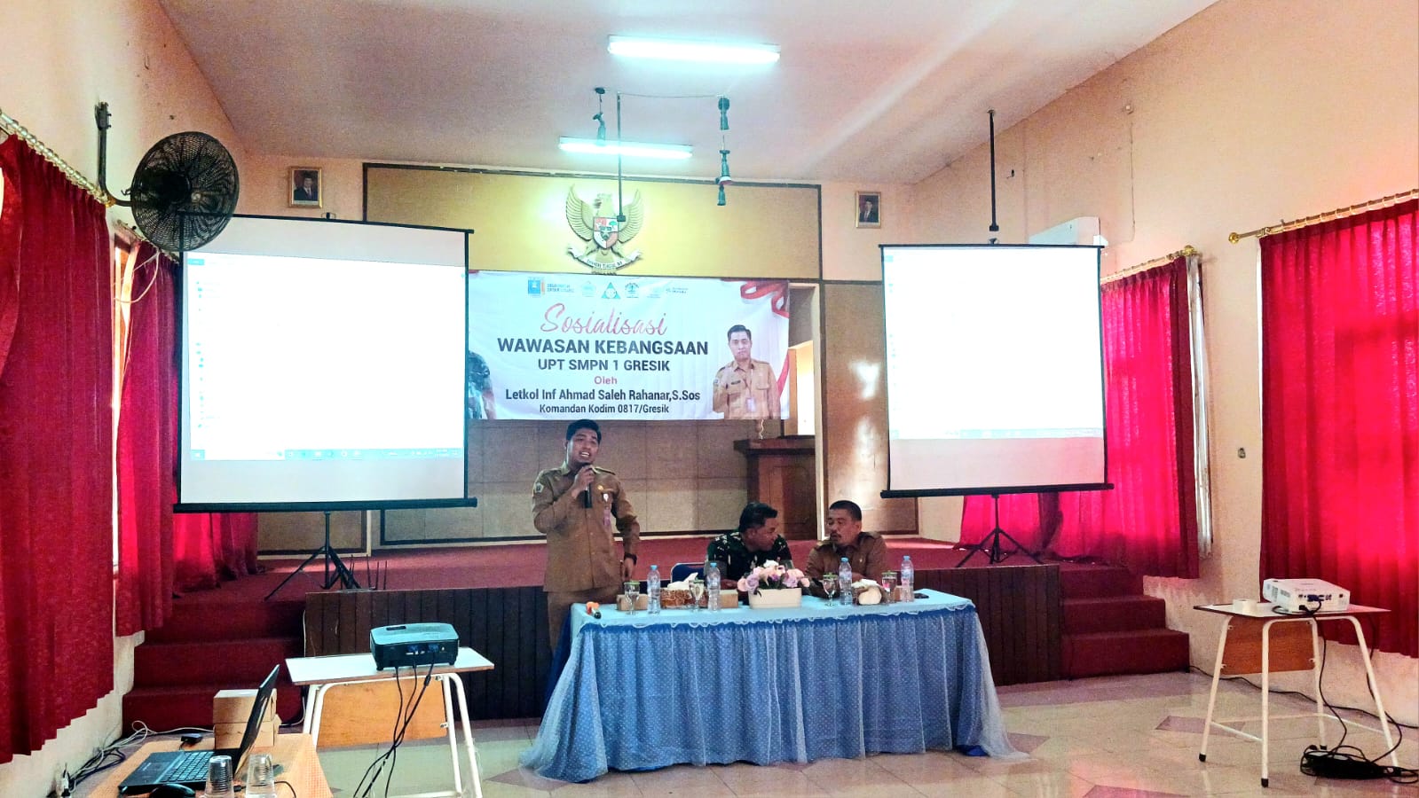 Kodim 0817/Gresik, Letkol Inf Ahmad Saleh Rahanar, S.Sos., memberikan sosialisasi wawasan kebangsaan kepada siswa-siswi UPT SMPN 1 Gresik, Selasa (12/11/2024).