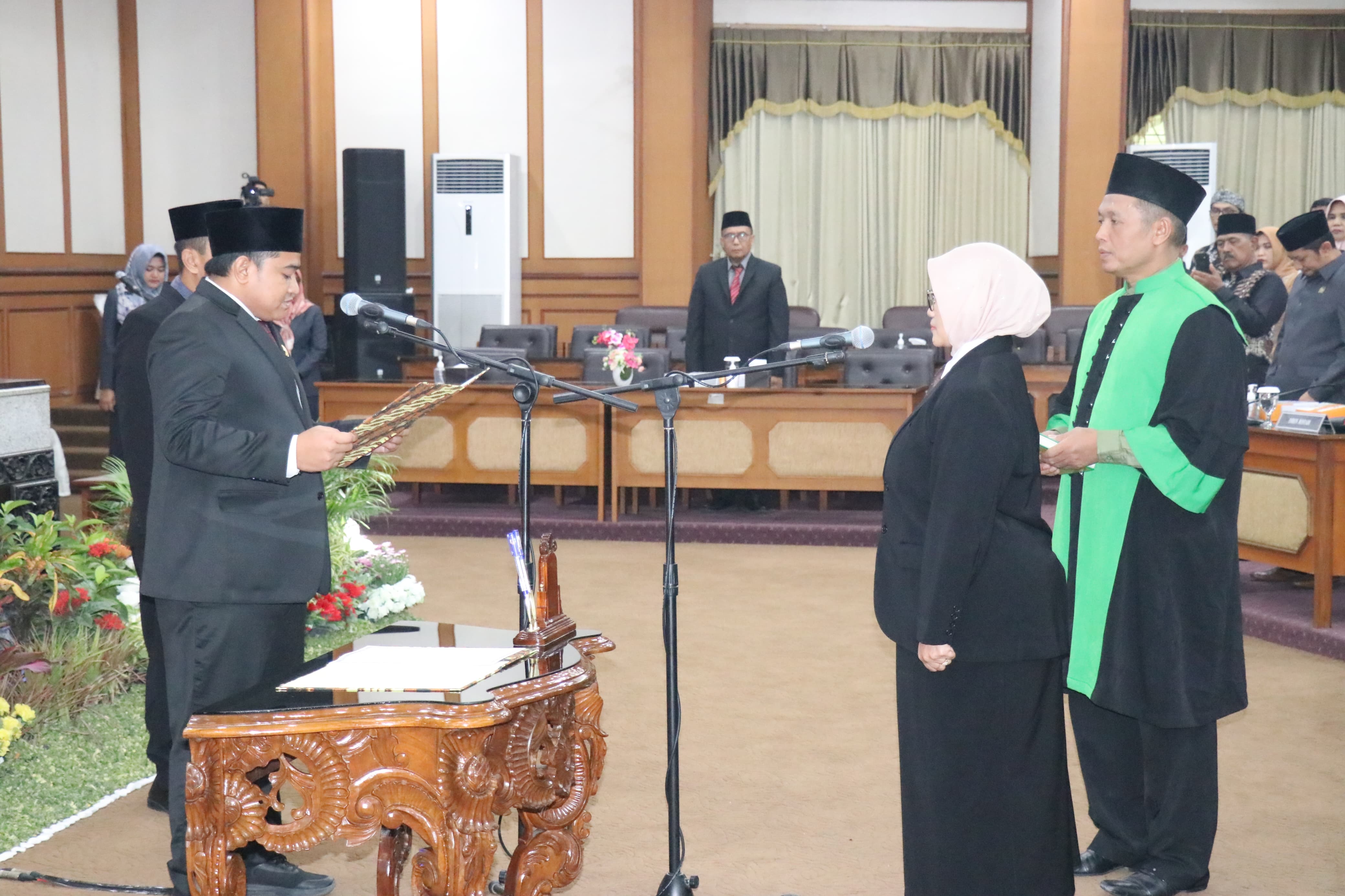 PELANTIKAN: Ketua DPRD Gresik Muhammad Syahrul Munir saat mengambil sumpah dan janji anggota dewan baru Wardatul Husnah.