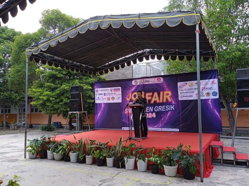JOB FAIR: Kepala SMK Semen Gresik, Choirul Ichsan  membuka kegiatan Job Fair dan Edu Fair.