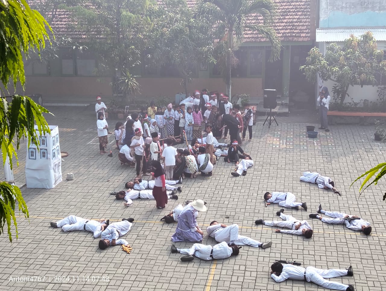 Semarak : UPT SDN 16 Gresik menggelar drama kolosal pertempuran 10 November Surabaya.