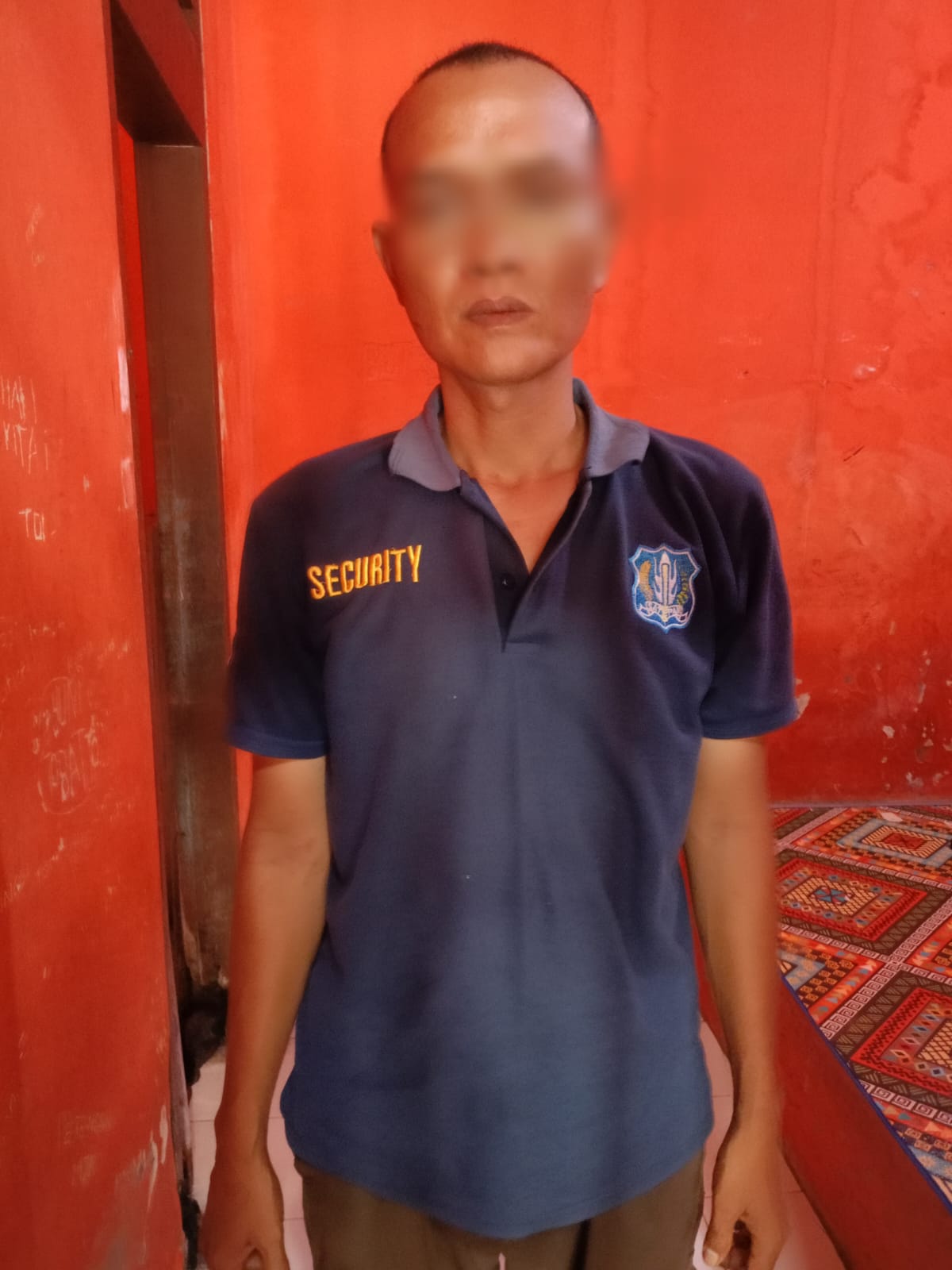 DIAMANKAN : Pelaku MID saat menyerahkan diri di Mapolsek Driyorejo.