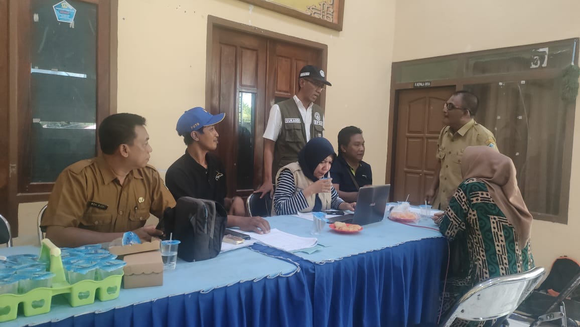 PENDATAAN : Kepala BPBD Kabupaten  Gresik Sukardi saat melakukan sosialisasi dan melakukan verifikasi kepada para penerima bantuan terkait ganti rugi kerusakan rumah akibat gempa di Pulau Bawean.