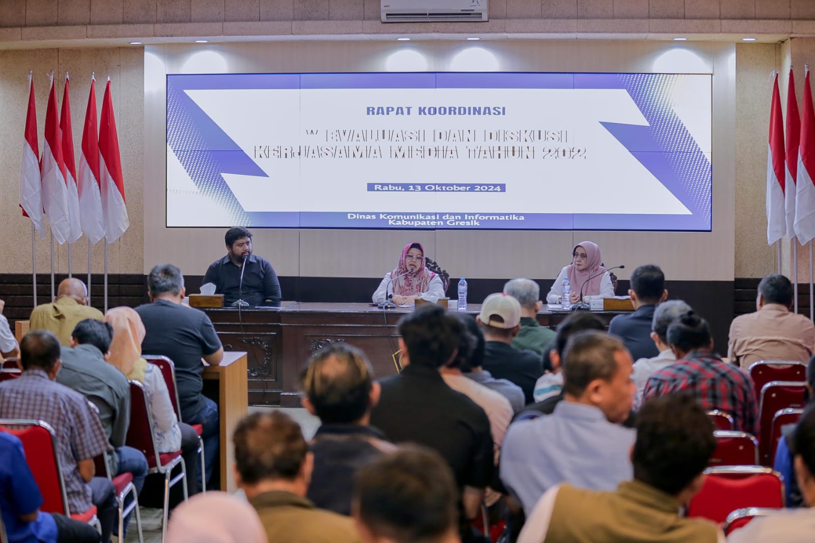 PERERAT HUBUNGAN: Plt. Bupati Gresik, Aminatun Habibah, menekankan pentingnya peran media dalam menyampaikan informasi yang akurat dan membangun kepercayaan publik