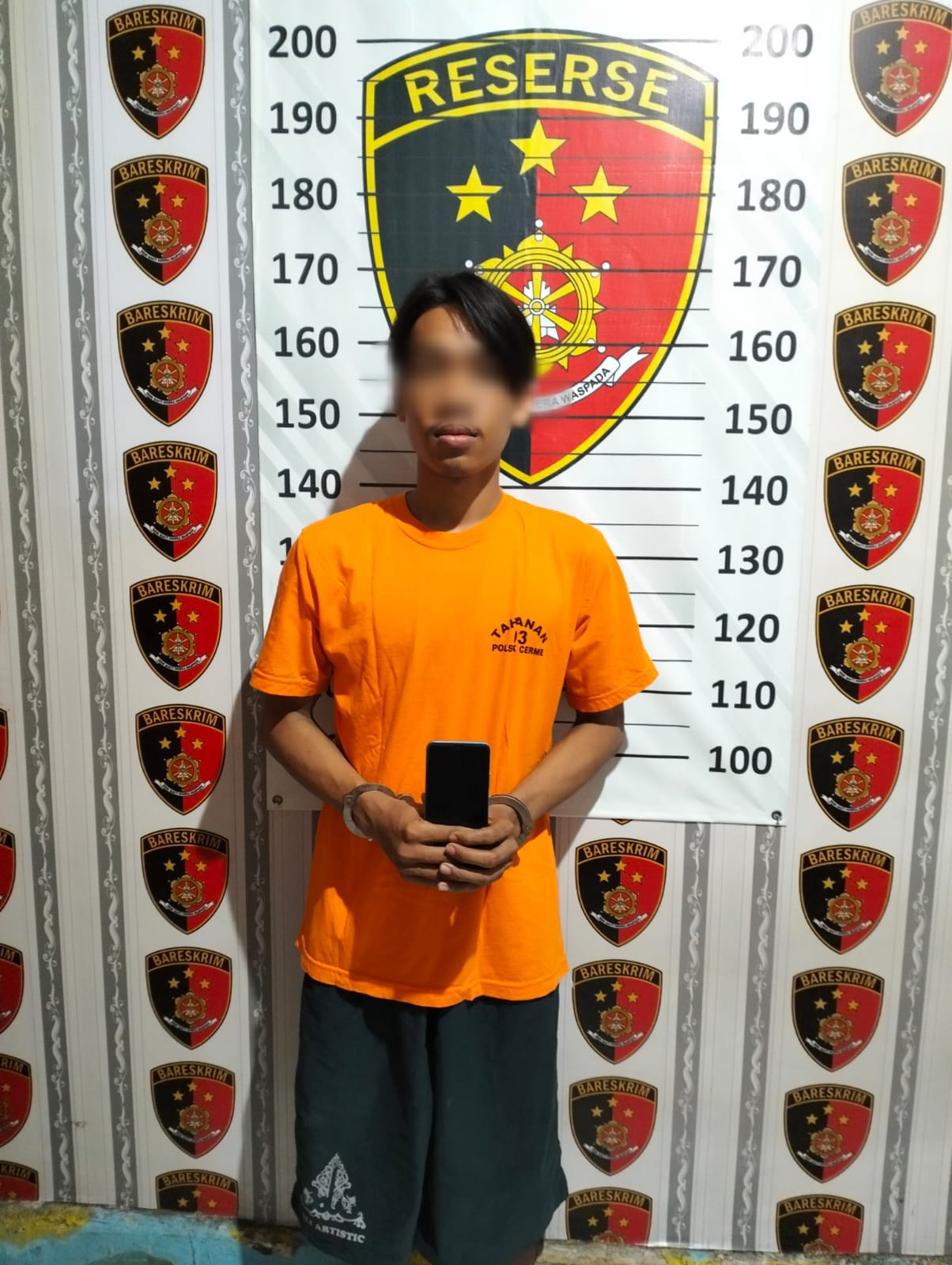 DIAMANAKAN : Tersangka Judi onlaine Muhammad Husain Abdillah saat diamankan di Polsek Cerme.
