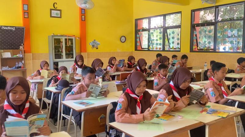 BANTUAN SEKOLAH: Para siswa salah satu  SMP Negeri di Gresik saat melaksanakan kegiatan belajar mengajar.