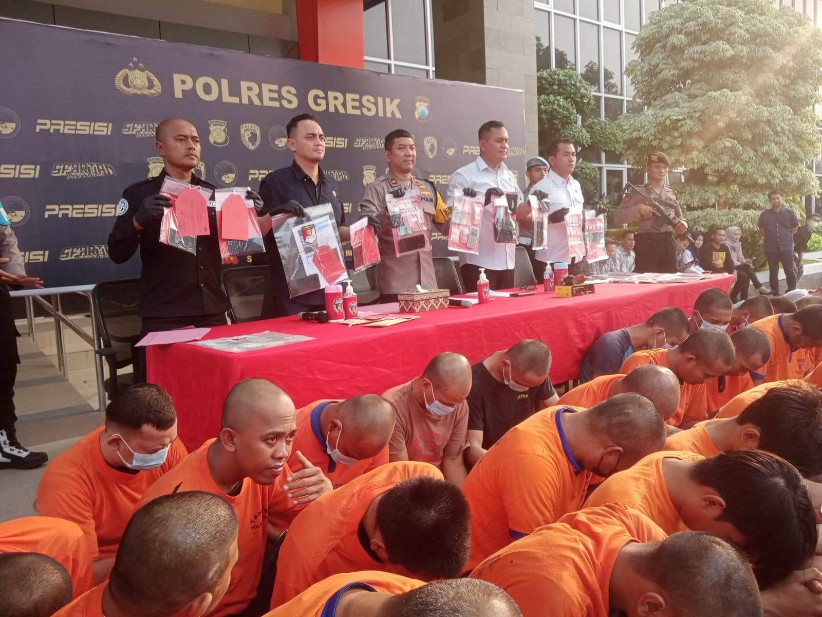 DIAMANKAN: Jajaran Polres Gresik amankan belasan tersangka kasus judi online di Mapolres Gresik.