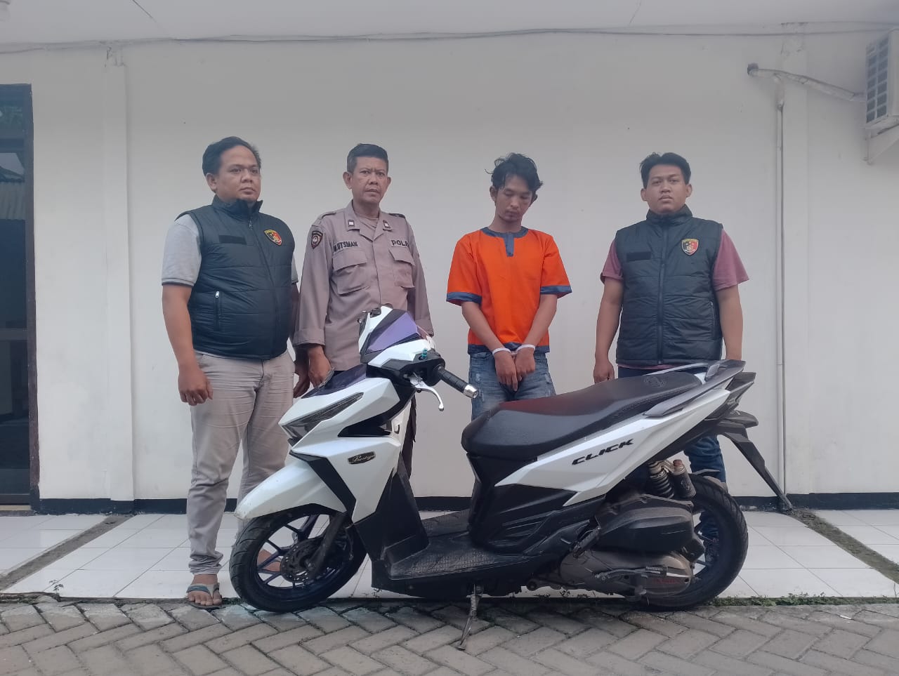 DITILANG : Anggota Satlantas Polres Gresik saat melakukan razia dan penindakan penilangan kepada kendaraan truk galian C yang melanggar jam operasional di Desa Ngawen, Kecamatan Sidayu, Gresik.