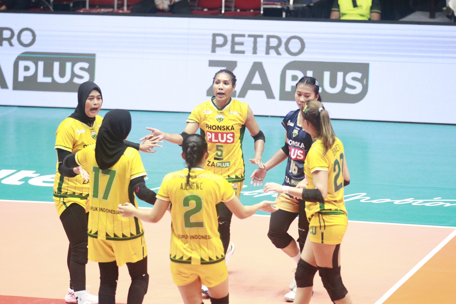 MENANG: Pemain bola Voli Putri PT Petrokimia Gresik Pupuk Indonesia saat bertanding dengan tim putri bola Voli TNI AL dengan sekor 3-0 dimenangka tom bola voli putri