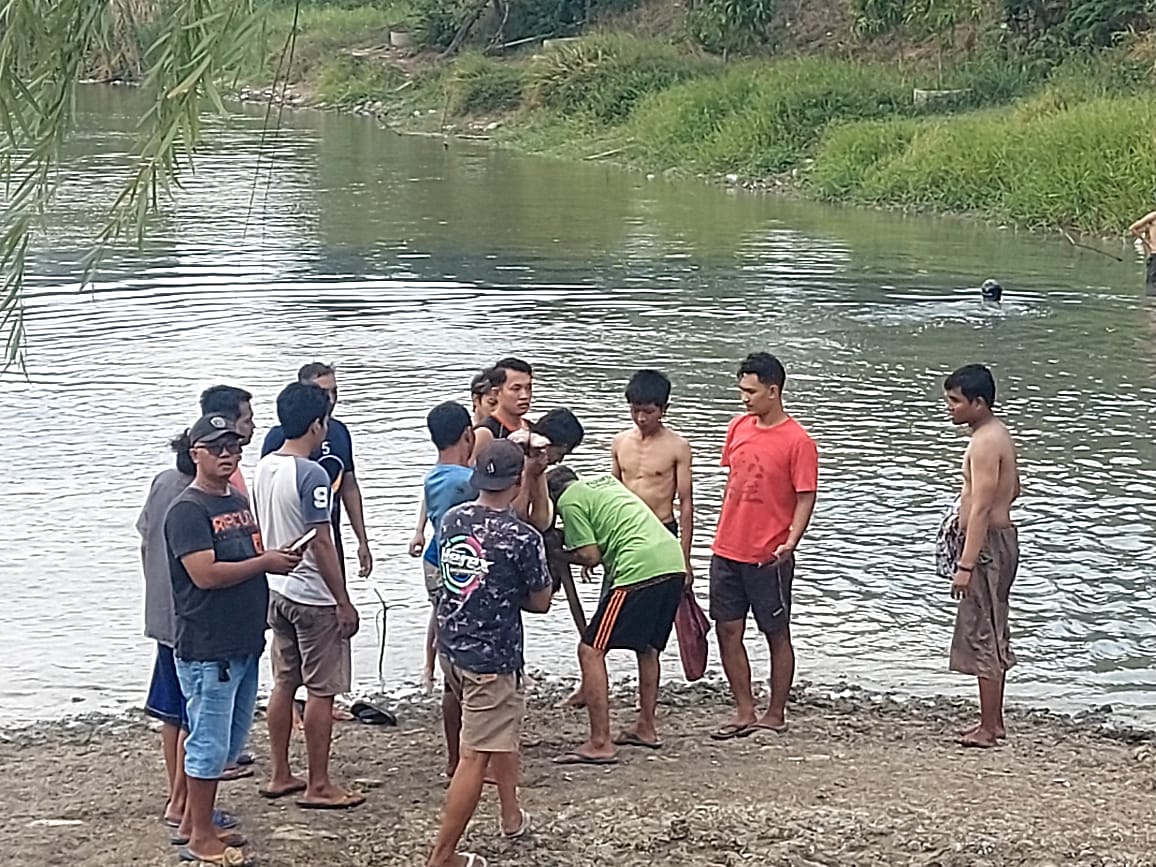 EVAKUASI: Kedua korban tenggelam saat dilakukan evakuasi oleh anggota Polsek Menganti dibantu warga di Waduk Desa Hulaan, Kecamatan Menganti Gresik.