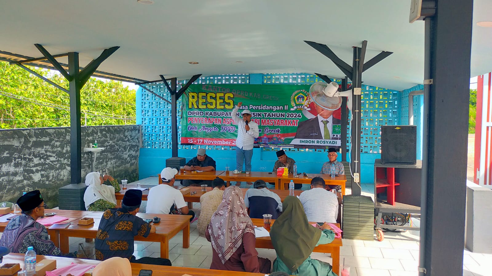 RESES: Ketua Fraksi PKB DPRD Gresik Imron Rosyadi saat menggelar reses untuk menyerap aspirasi masyarakat.