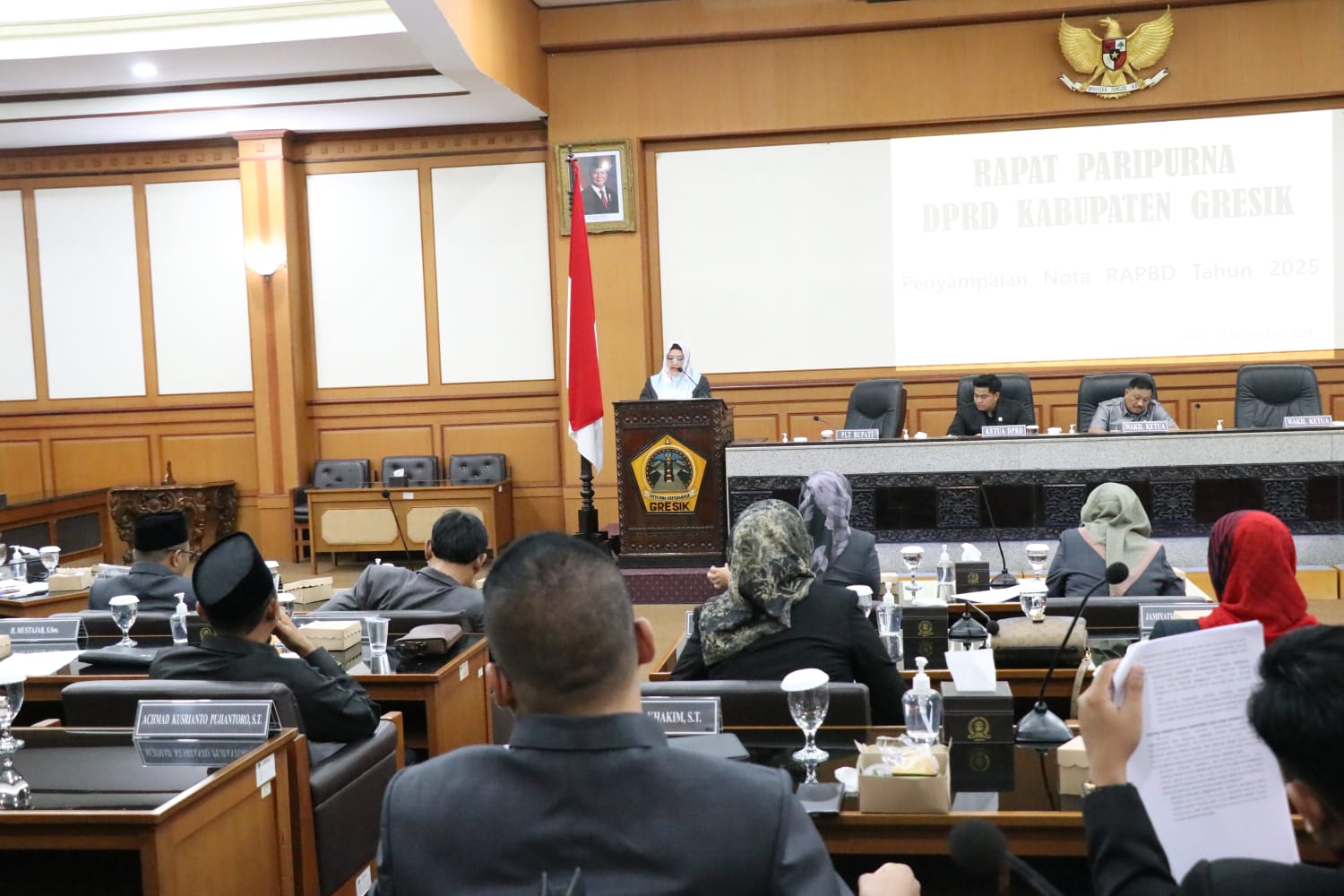 PAPARAN: Plt Bupati Gresik Aminatun Habibah saat menyampaikan nota Rancangan APBD (R-APBD) 2025.