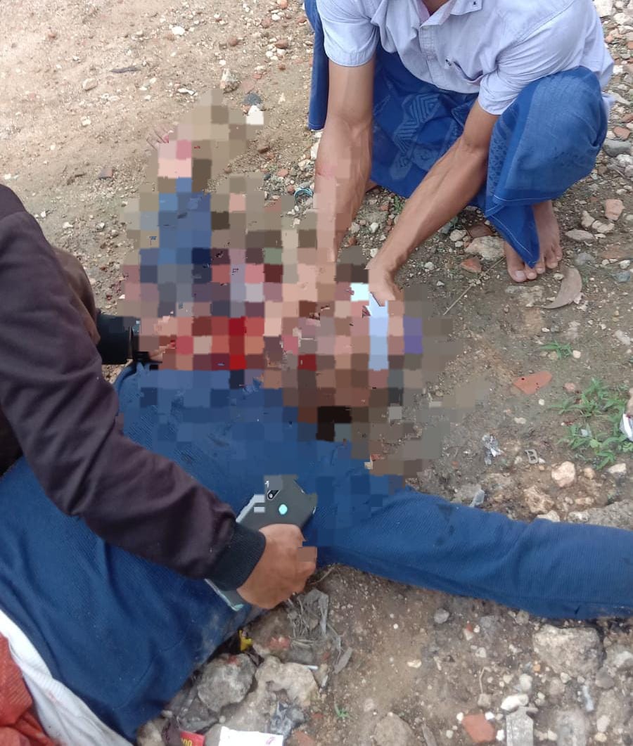 TS Paslon nomor urut 2, Slamet Junaidi-Achmad Mahfudz (Jimat Sakteh), menjadi korban pengeroyokan oleh sekelompok orang bersenjata celurit di Desa Ketapang Laok, Kecamatan Ketapang