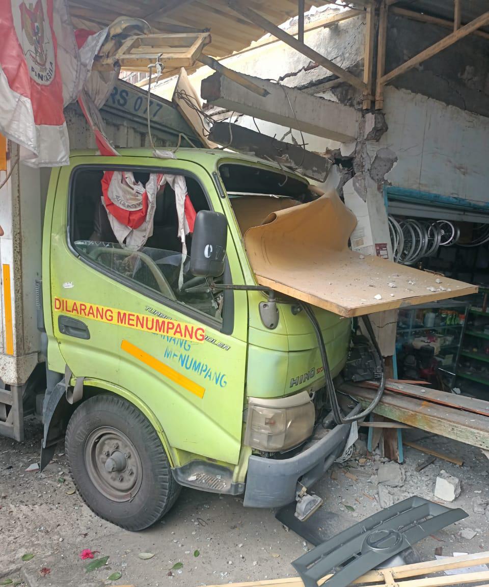 OLAH TKP: Anggota Unit Laka Satlantas Polres Gresik saat melakukan olah TKP kecelakaan di Jalan Raya Desa Pelemwatu, Kecamatan Menganti,Gresik, Senin (18/11).
