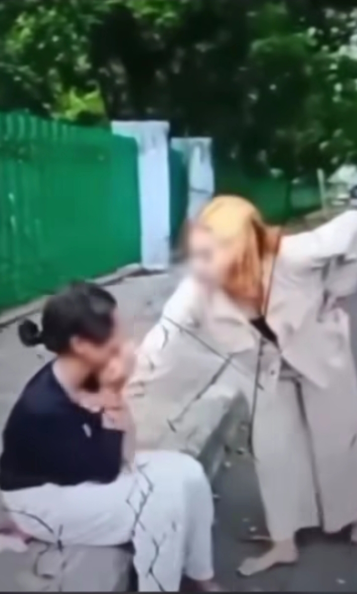 PERUNDUNGAN : Terlihat korban seorang remaja permpuan saat mendapatkan perundungan dan bullying hingga kekerasan diduga oleh temannya di area GOR Tridarma, Petrokimia Gresik, Kecamatan Gresik