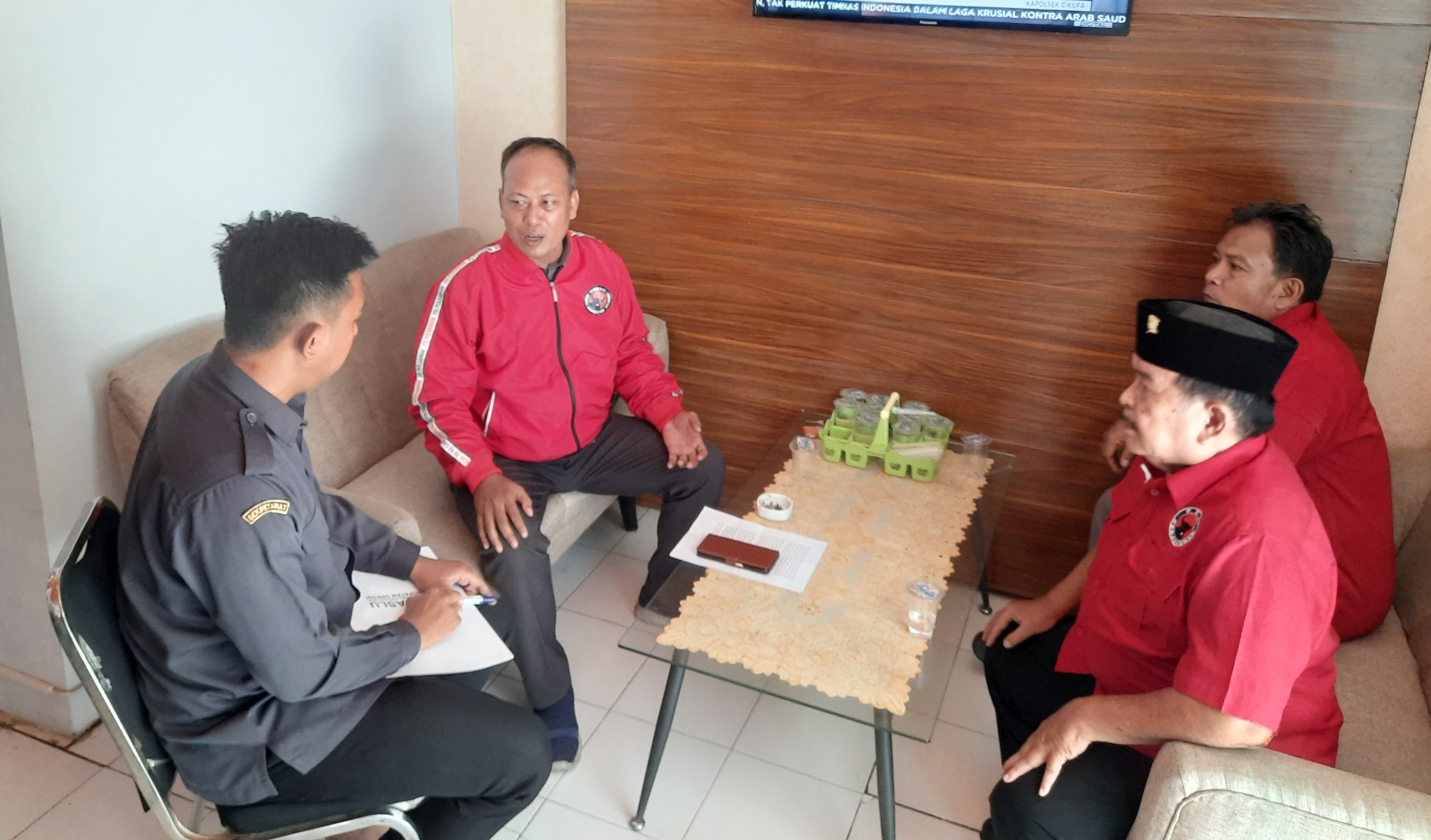 KOORDINASI: Sejumlah pengurus DPC PDIP Gresik mendatangi Kantor Bawaslu mengingatkan soal putusan MK 136/PUU-XXII/2024.