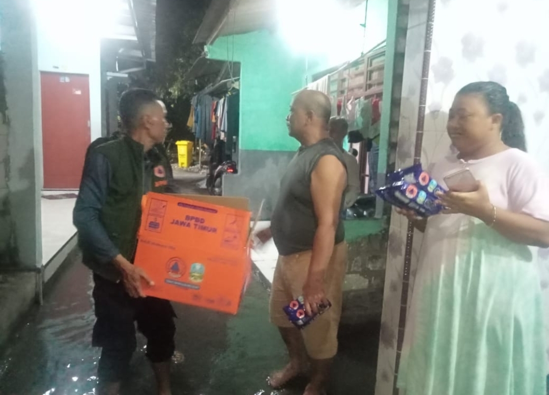 SUPERMOON: Petugas BPBD Pemkab Gresik saat memantau dan memberikan bantuan kepada warga terdampak banjir rob yang terjadi disejumlah desa.