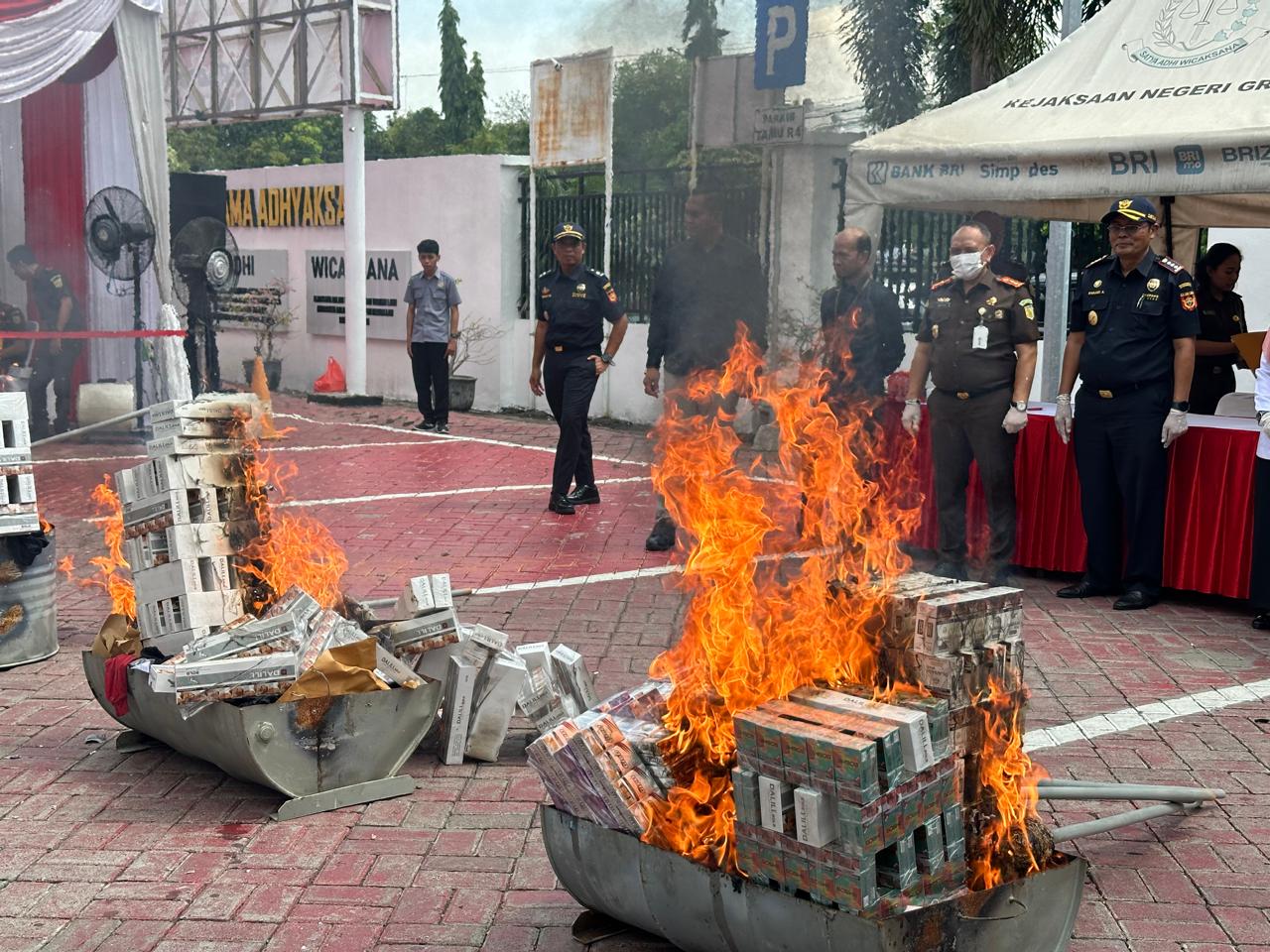 Kolaborasi : Kepala Bea Cukai Gresik, Wahjudi Ardijanto bersama kepala Kejaksaan Negeri Gresik, Nana Riana menyaksikan pemusnahan barang bukti rokok ilegal hasil tangkapan sepanjang periode