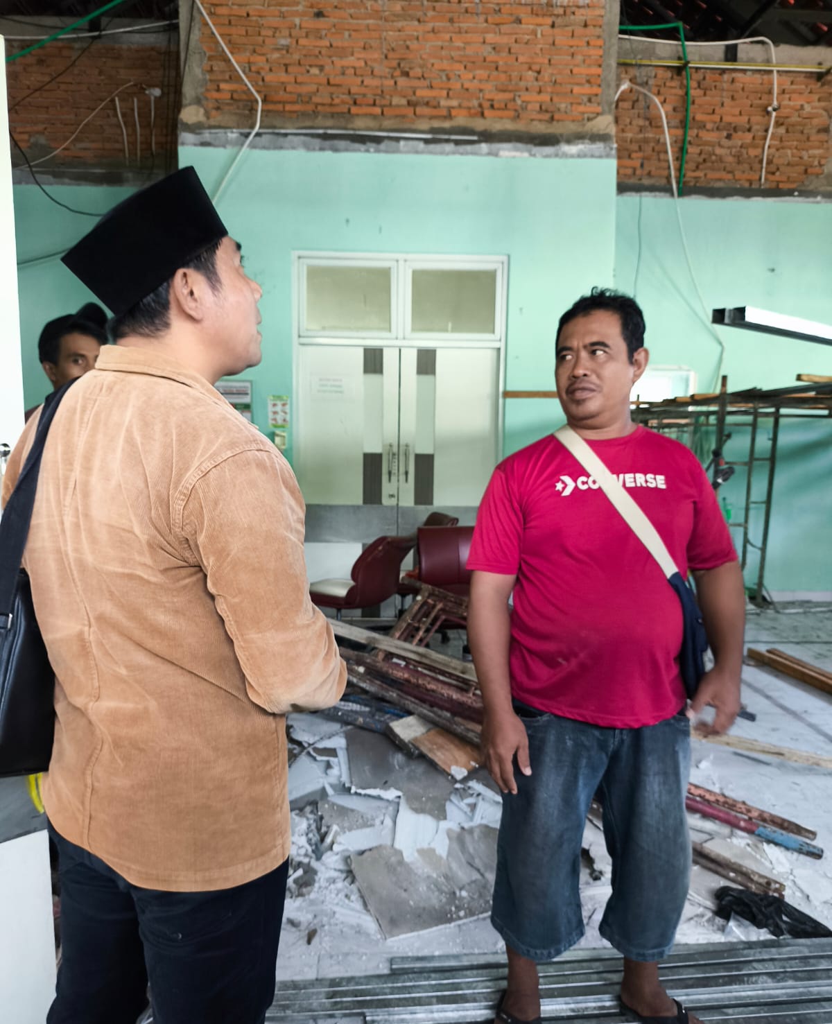 SIDAK: Wakil Ketua DPRD Gresik Lutfi Dhawam saat memantau perbaikan RSUD Umar Masud Bawean.