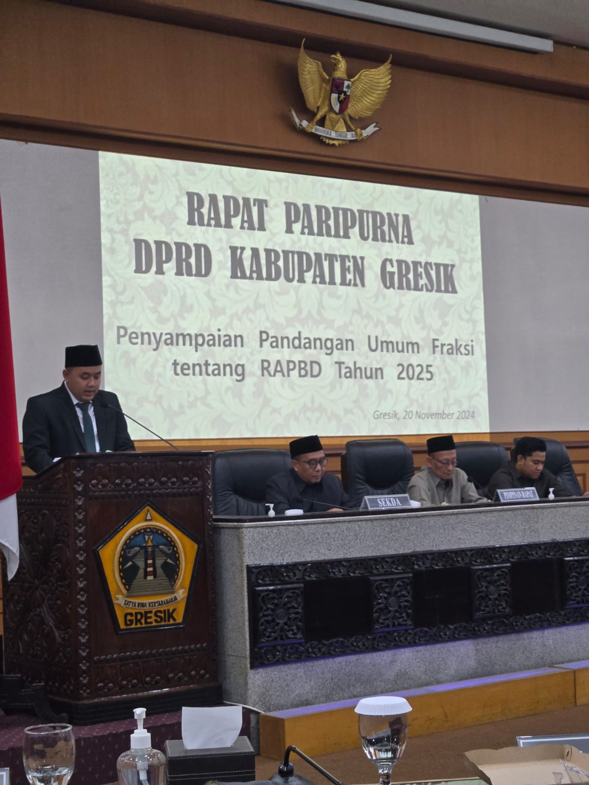 PEMANDANGAN UMUM: Anggota Fraksi PKB DPRD Gresik M Rizaldi Saputra saat membacakan pemandangan umumnya terhadap R-APBD 2025.