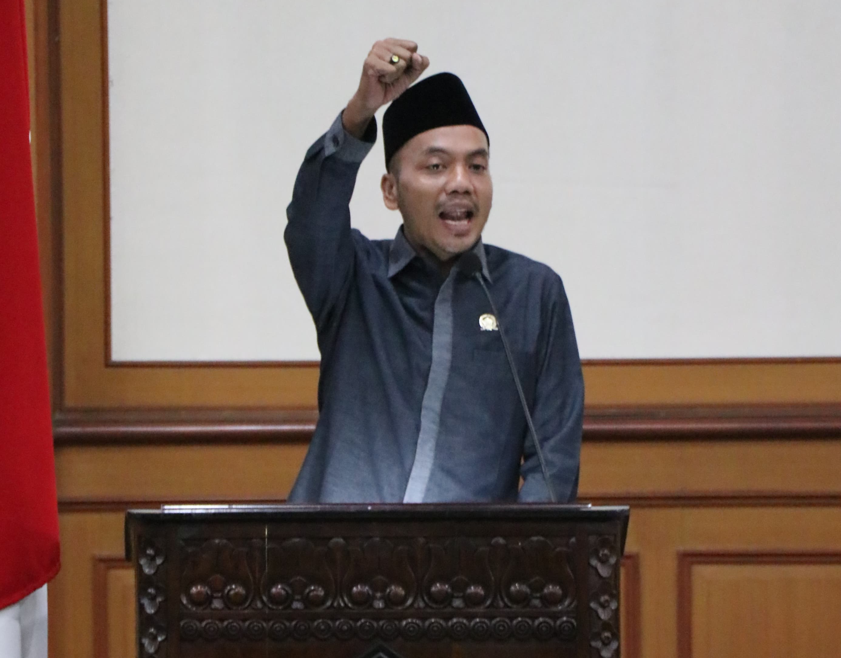 BERI MASUKAN: Sekretaris Fraksi Gerindra Mochammad Zaifudin saat membacakan PU Fraksi terhadap R-APBD 2025.