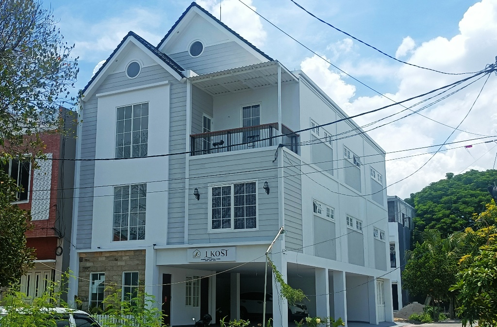 Megah : Nampak depan L-Kost dengan konsep American style memberikan kenyamanan kepada penghuni.