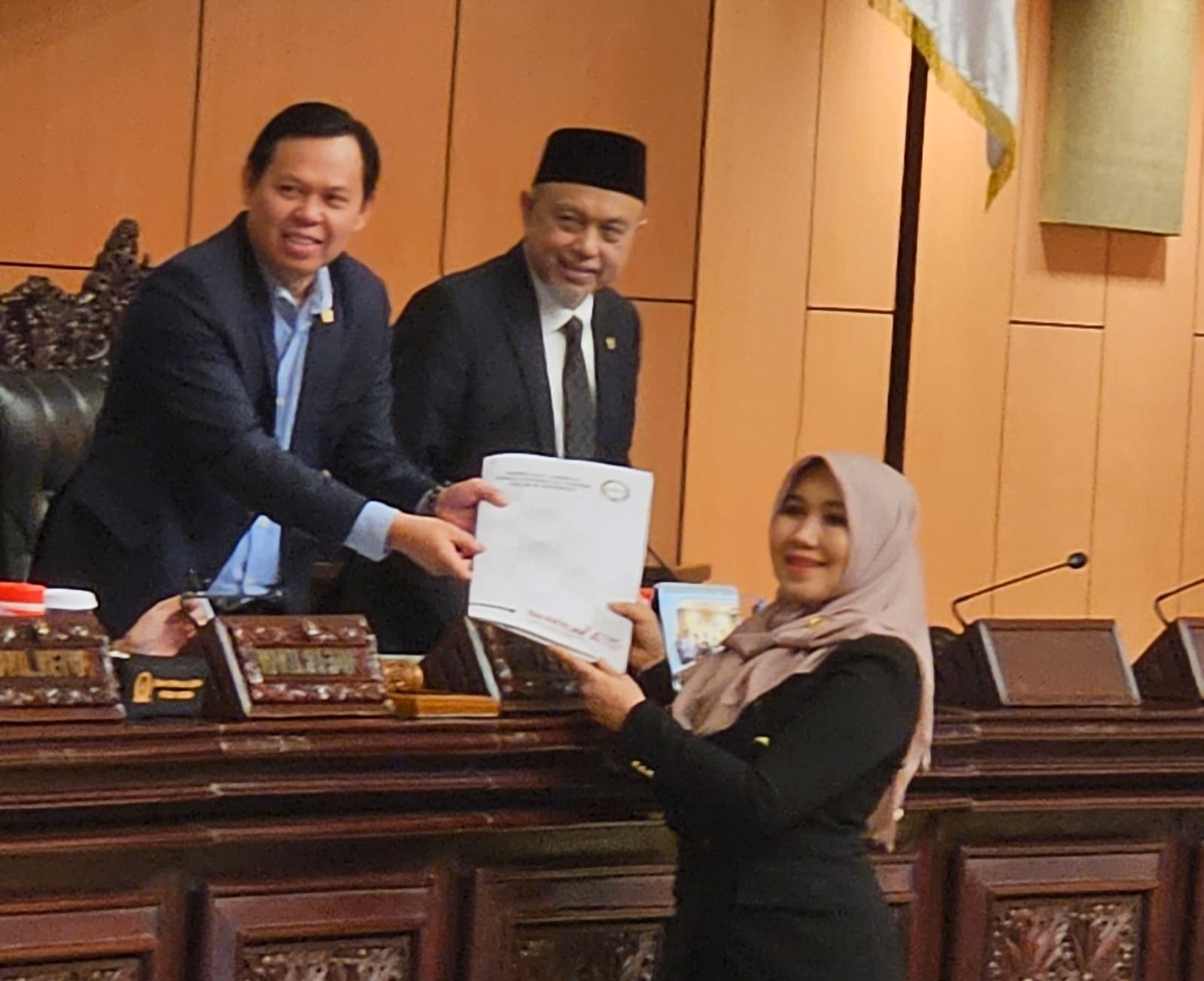 RESES USAI: Semua perwakilan Provinsi menyerahkan laporan reses para anggota di setiap provinsi, tak terkecuali Jawa Timur yang disampaikan senator cantik Lia Istifhama.