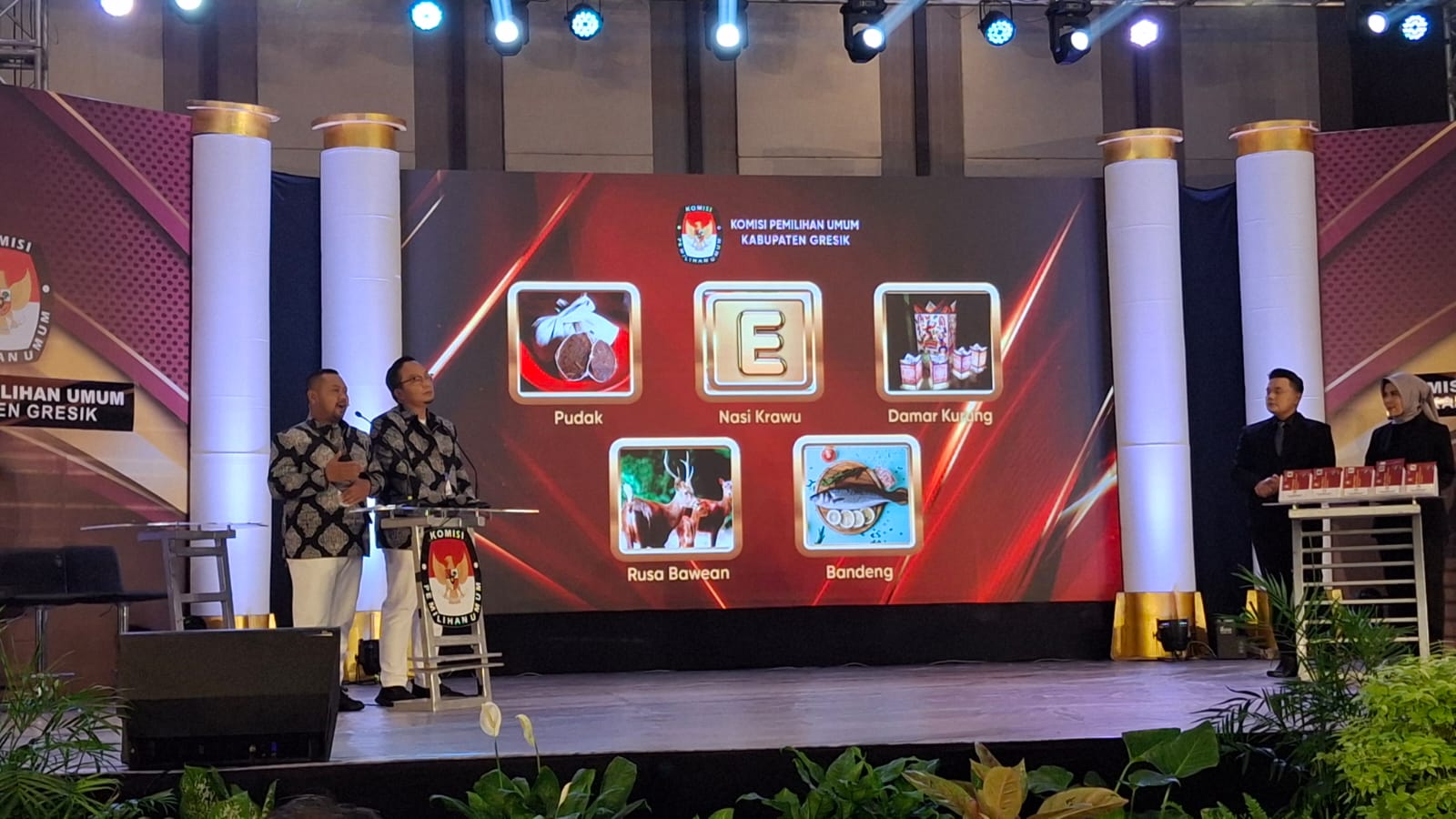DEBAT PILKADA: Paslon Yani - Alif saat mengikuti debat kedua yang dilaksanakan KPU Gresik.