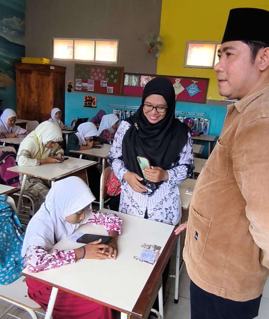 SUPPORT: Wakil Ketua DPRD Gresik Lutfi Dhawam saat melihat langsung pelaksanaan Olimpiade IPAS dan Matematika di Pulau Bawean.