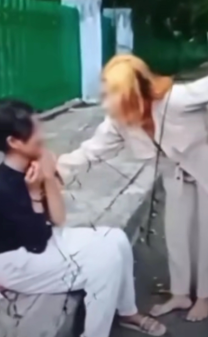 PERUNDUNGAN : Salah satu terduga pelaku saat melakukan penganiyayan terhadap korban TA di Gor Tri Dharma, Gresik.  Bullying Dianggap Candaan, Dua Pelaku Buron