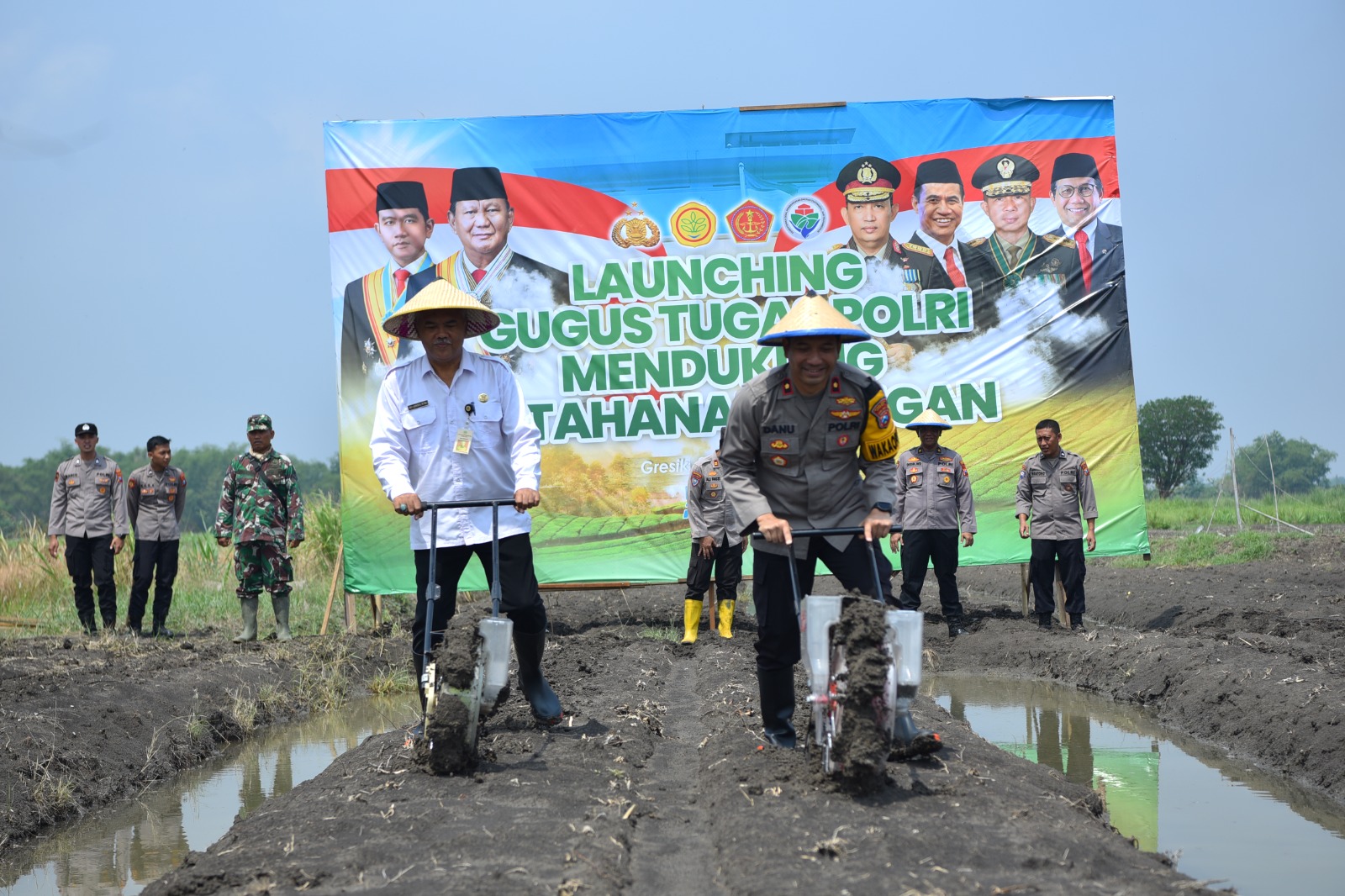 TANAM JAGUNG : Wakapolres Gresik, Kompol Danu Anindhito Kuncoro Putro bersama forkopimcam melakukan penanaman bibit jagung di Desa Karang Andong, Kecamatan Driyorejo.