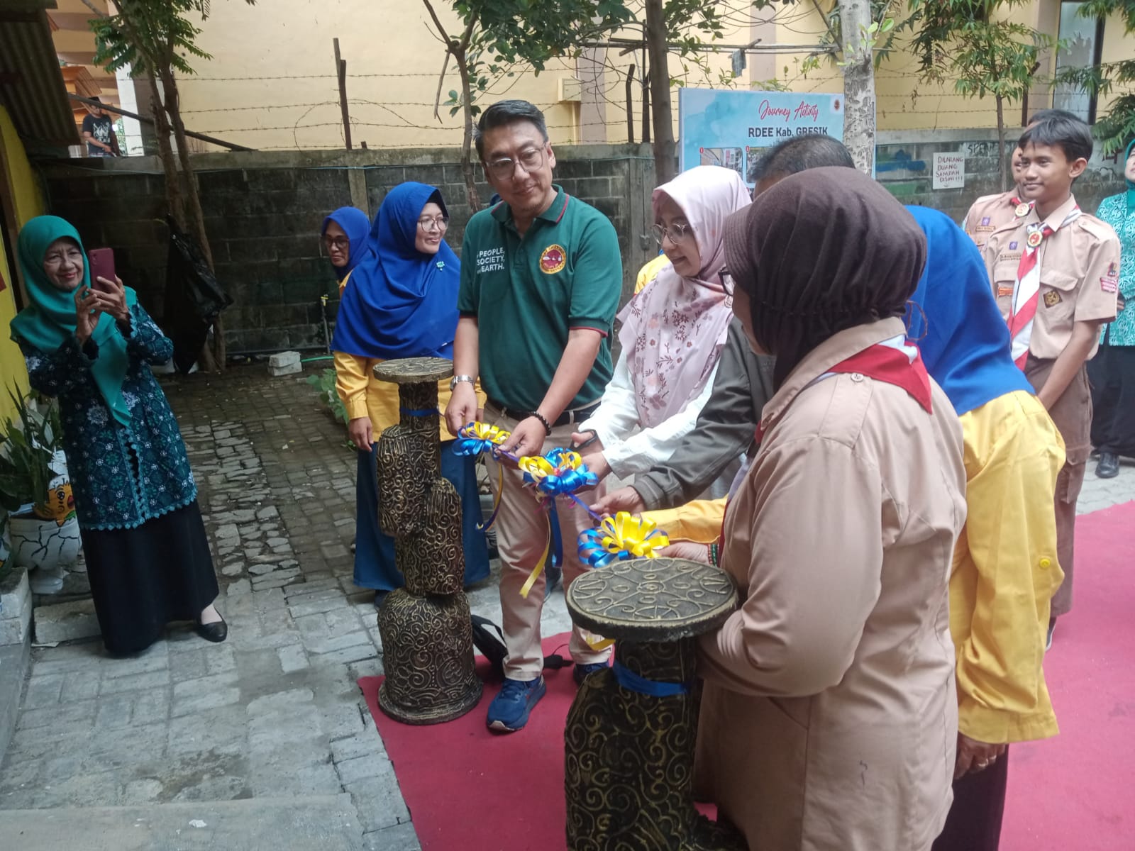 PEDULI LINGKUNGAN : Section Manager General Affairs PT Smelting Indra SW Junor saat membangun RDEE sekretariat bersama di Gresik.