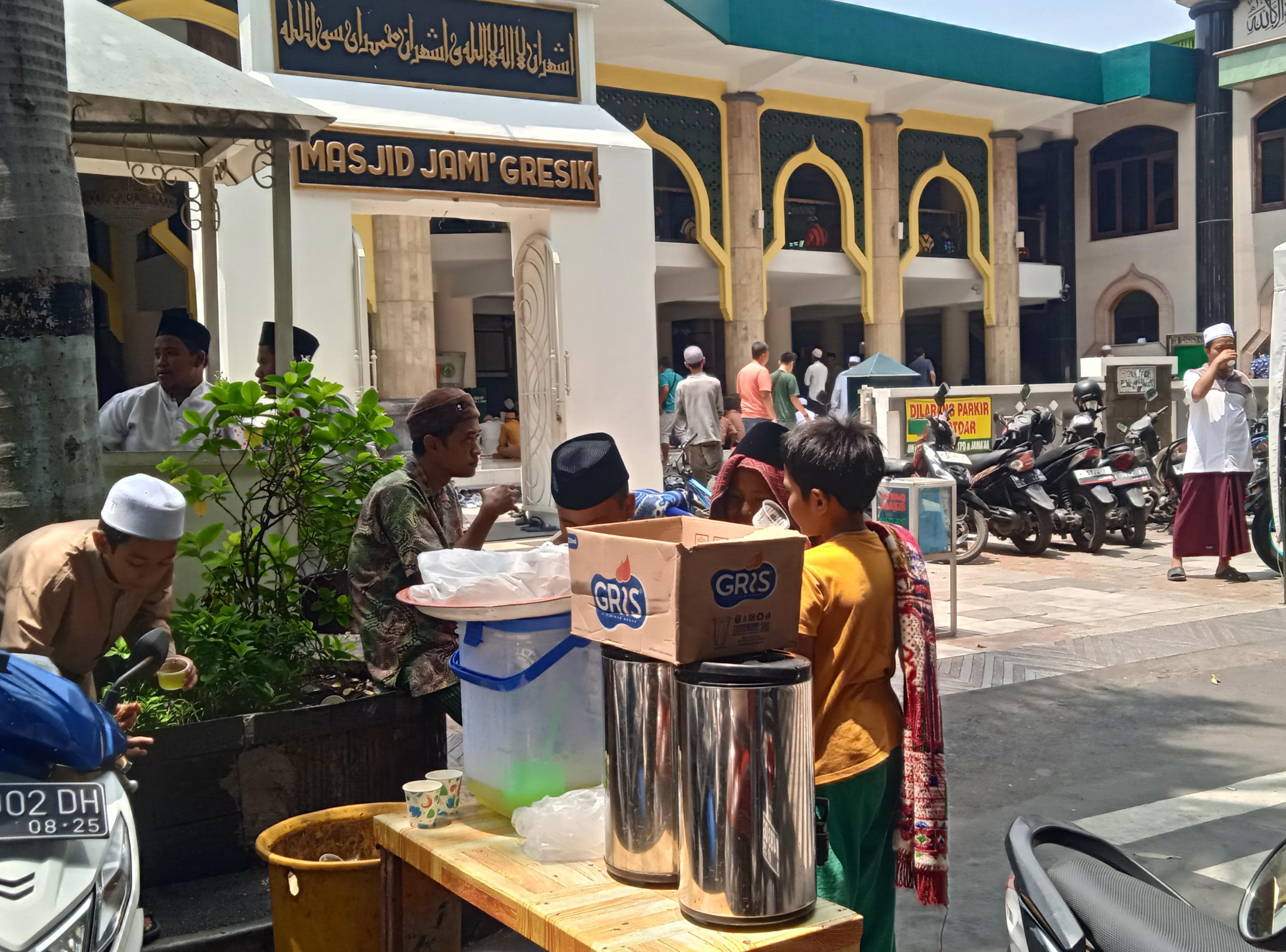 TRADISI:Kopi jahe hangat selalu menemani konsumsi di setiap harinJumat para jamaah di Gresik