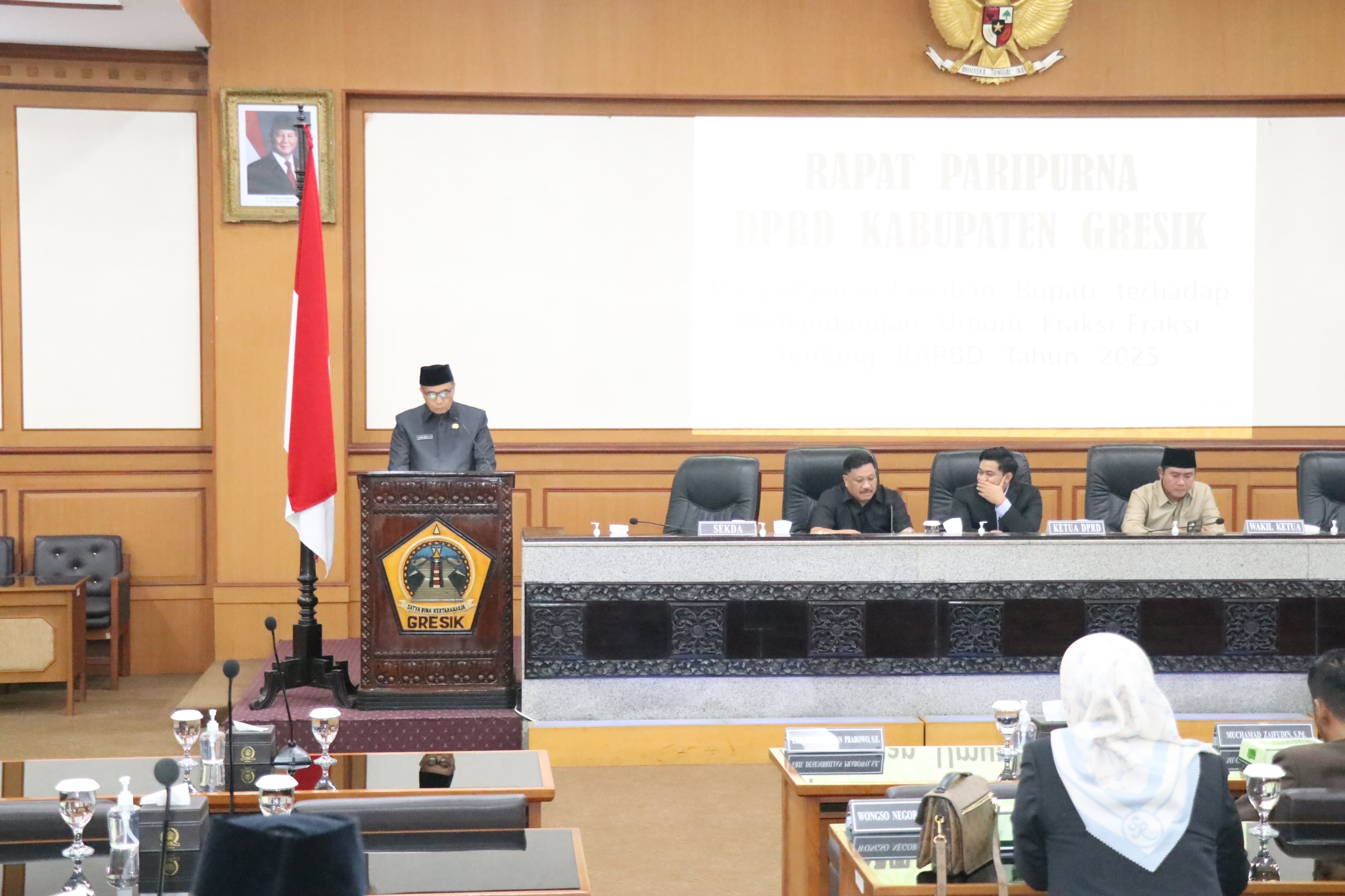 BERI JAWABAN: Sekda Gresik Achmad Wasil saat membacakan jawaban bupati ataa pemandanga  umum fraksi terhadap R-APBD 2025.