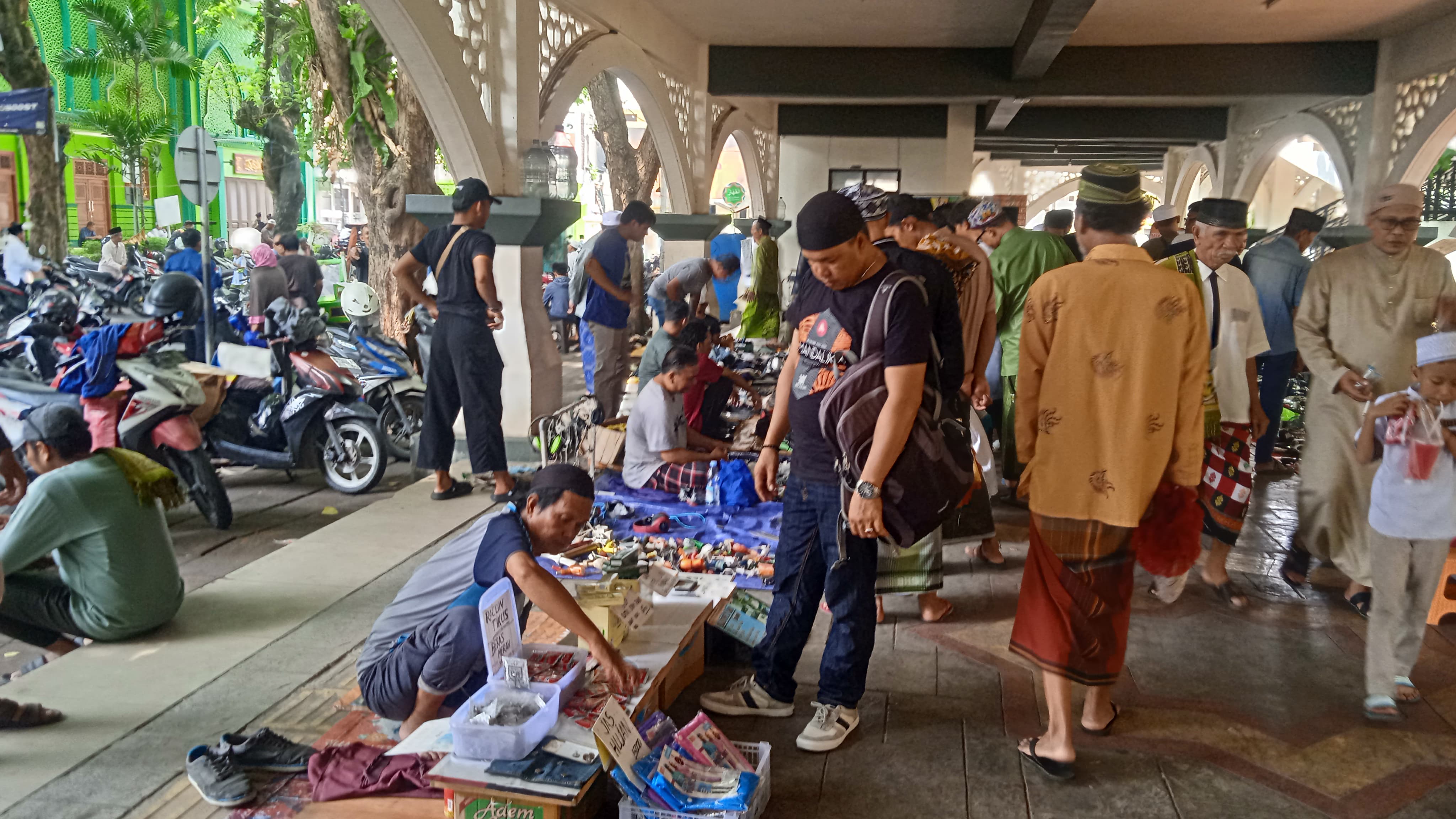Pasar Unik: Pasar Jumat siang di depan Alun-Alun Gresik atau sekitar masjid Jami