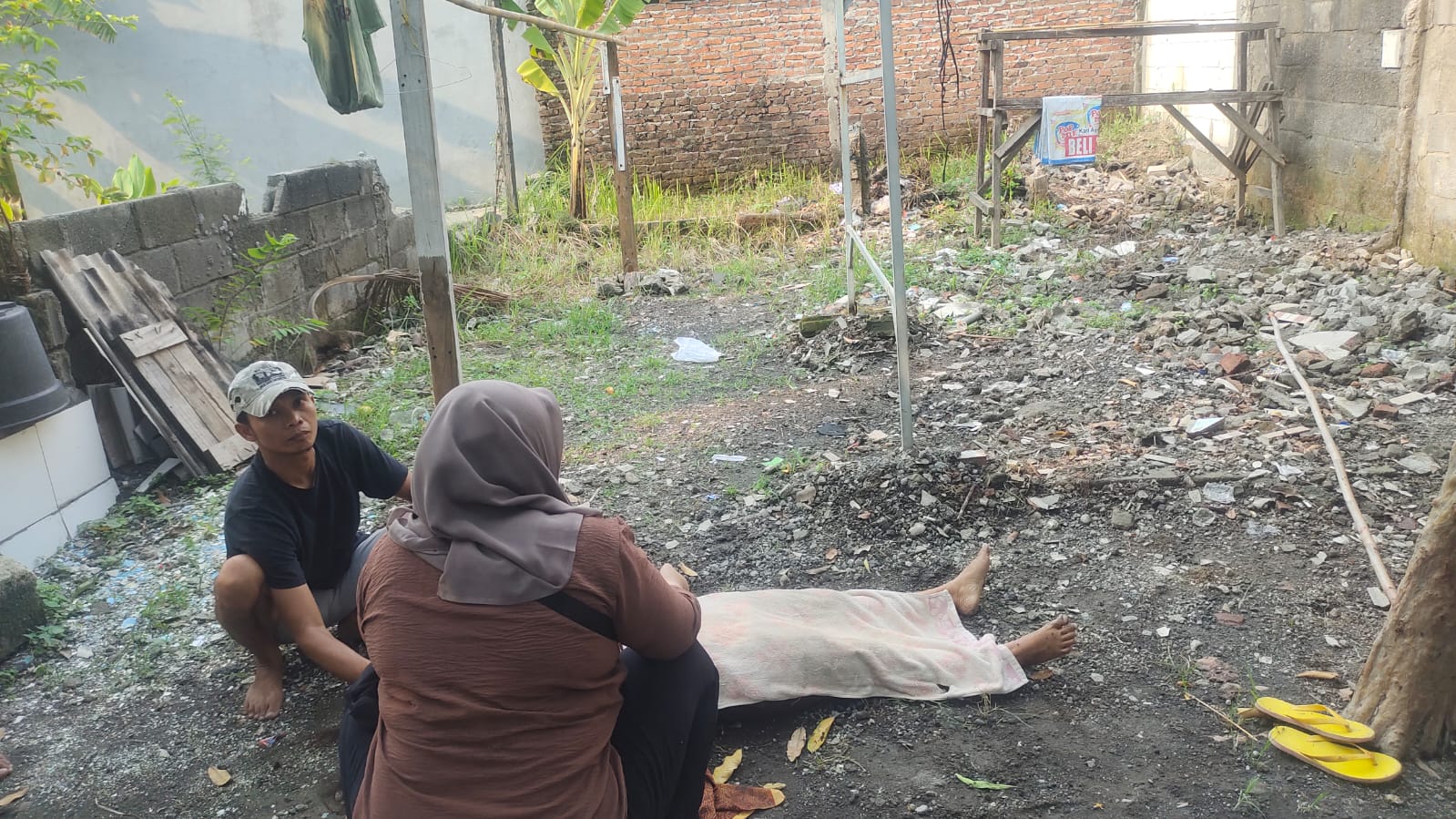 Mengenaskan : Jenazah korban yang sudah terbujur kaku akhirnya dievakuasi oleh petugas.