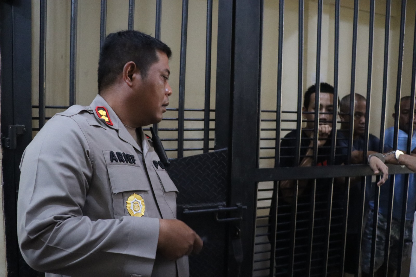 PENGECEKAN : Kapolres AKBP Arief Kurniawan beserta jajarsnya saat melakukan pengecekan ruangan tahanan di Mapolres Gresik.