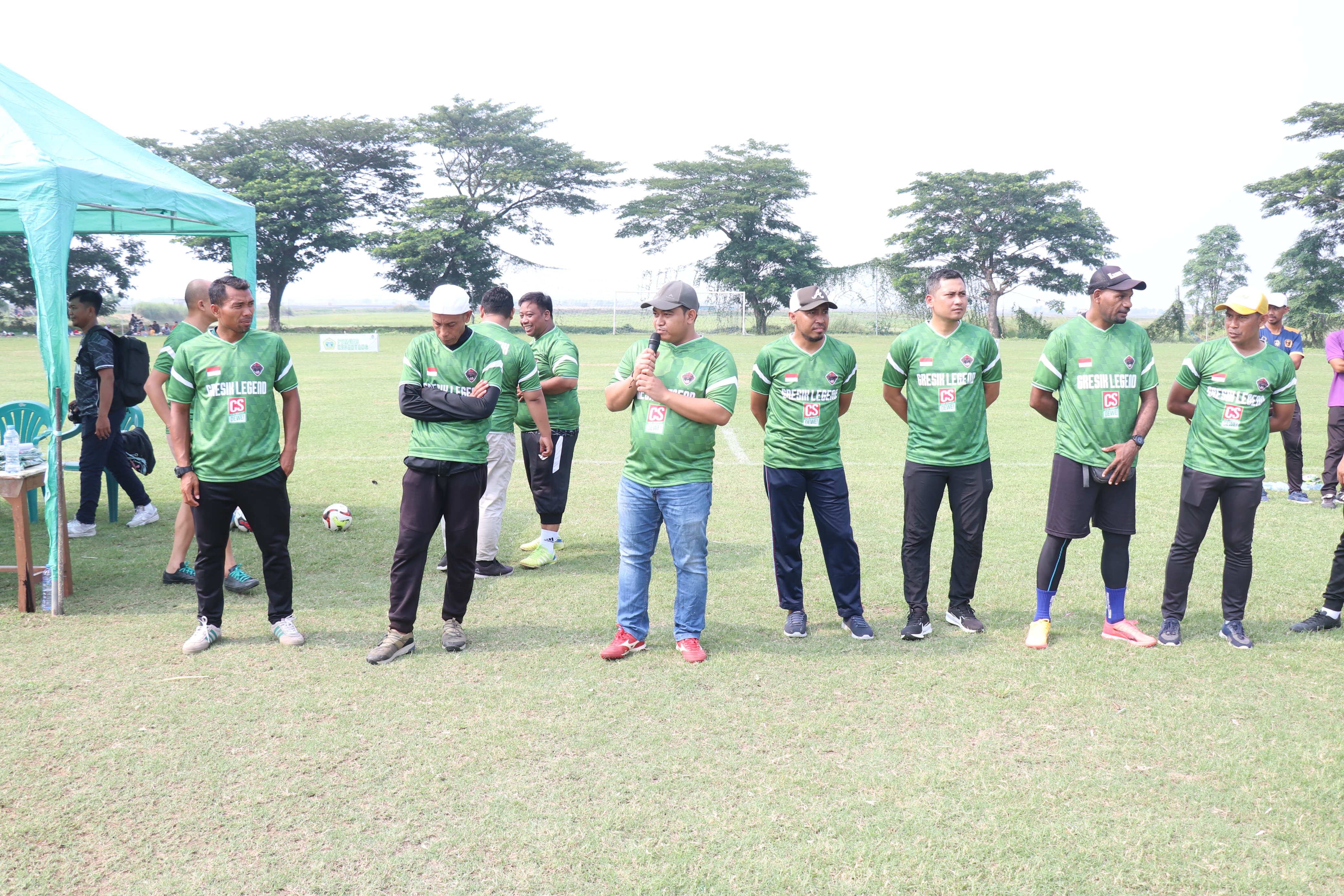 TURNAMEN: Syahrul Munir saat membuka turnamen Ketua DPRD Cup di lapangan Sri Waringin, Desa Kedanyang.