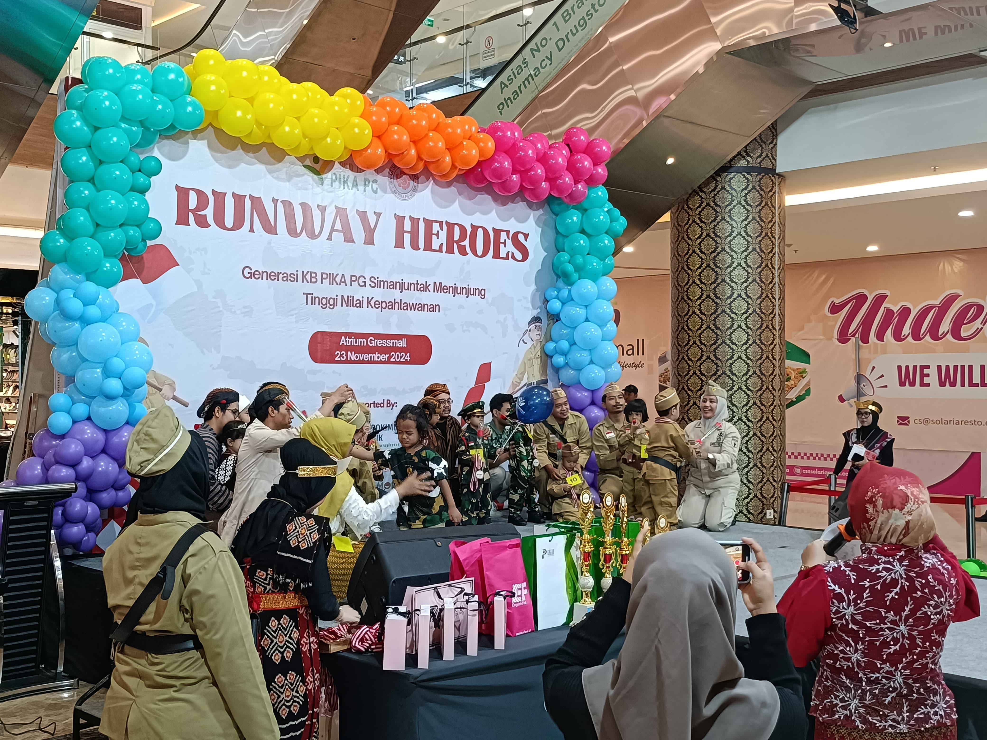 KREATIF: Semangat bersama runway heroes rayakan tiga moment penting dengan melalui kolaborasi kreatif siswa dan orang tua bersama KB Pika PG Simanjuntak di Gressmall.