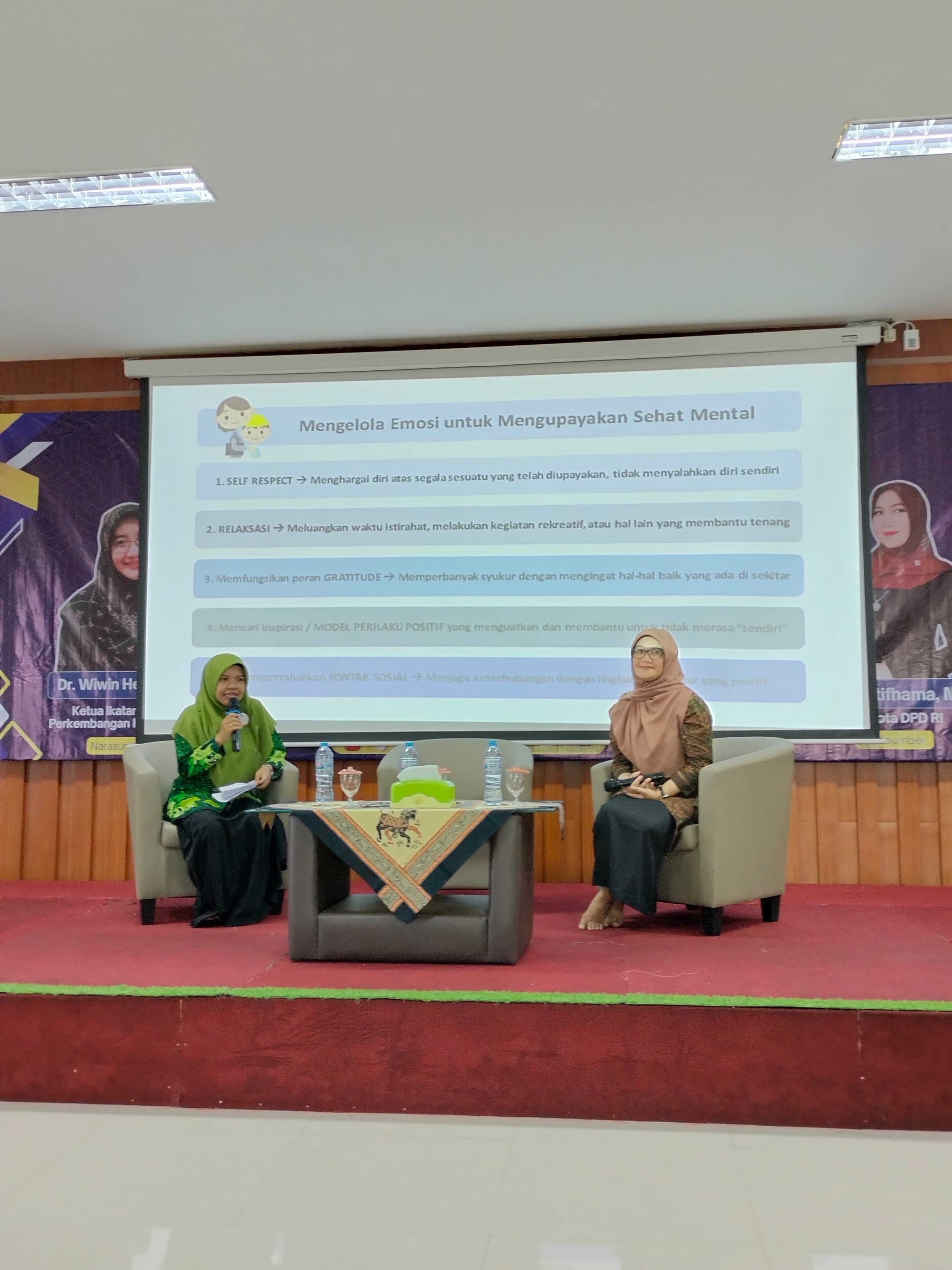 DISKUSI: Narasumber Dr. Wiwin Hendriani, M. Si, didampingi Nur Jannah guru SD NU saat memberikan materi seminar parenting yang digelar Komite SD NU Nurul Ishlah Randuagung Gresik.