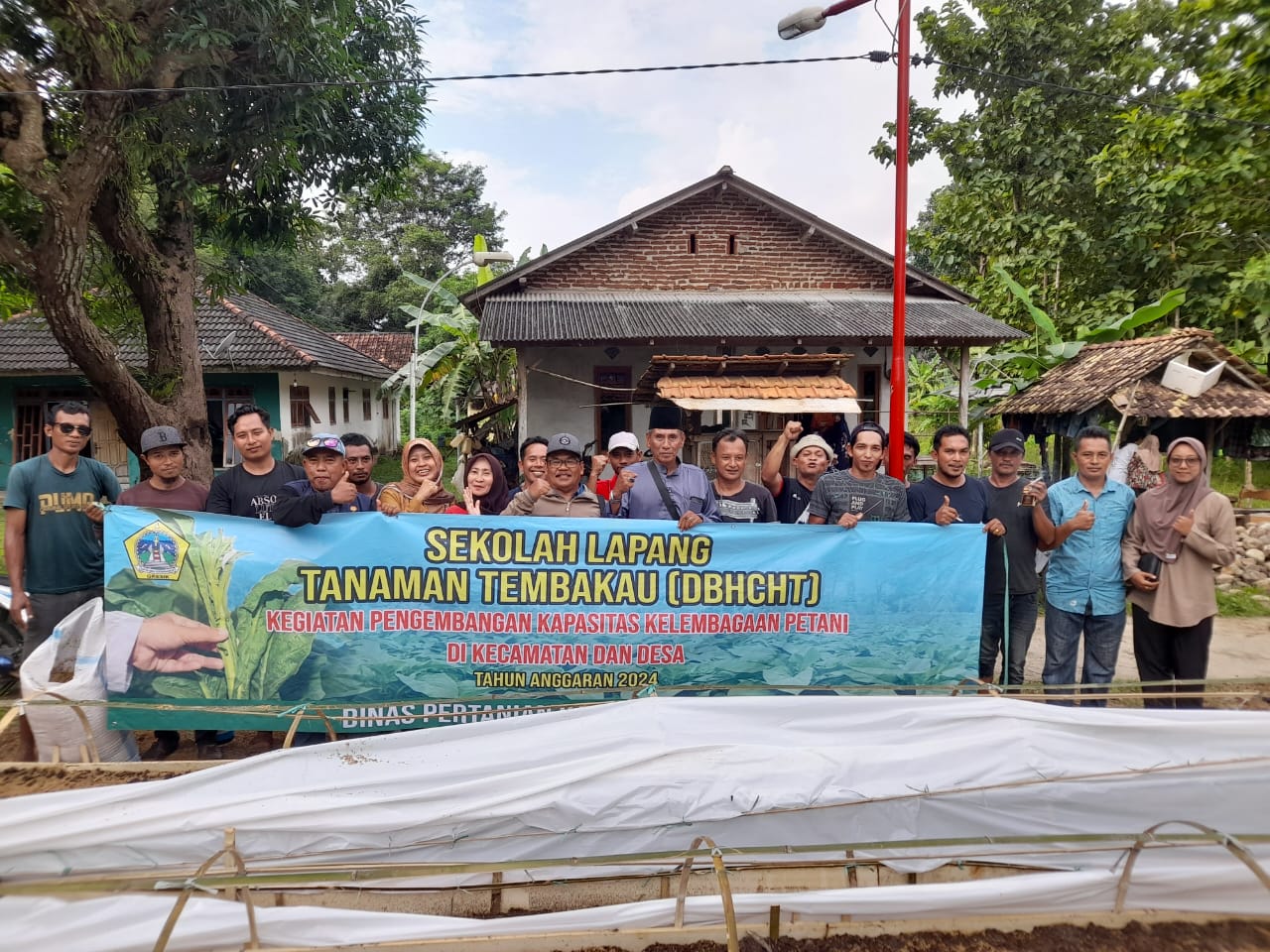 PENYULUHAN: Jajaran Dispertan Gresik saat menggelar sekolah lapang untuk meningkatkan kapasitas petani tembakau.