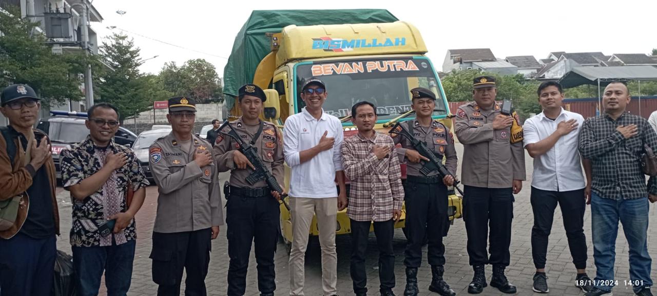 LOGISTIK: Komisioner KPU Gresik saat memberangkatkan truk logistik Pilkada untuk dikirimkan ke seluruh TPS.