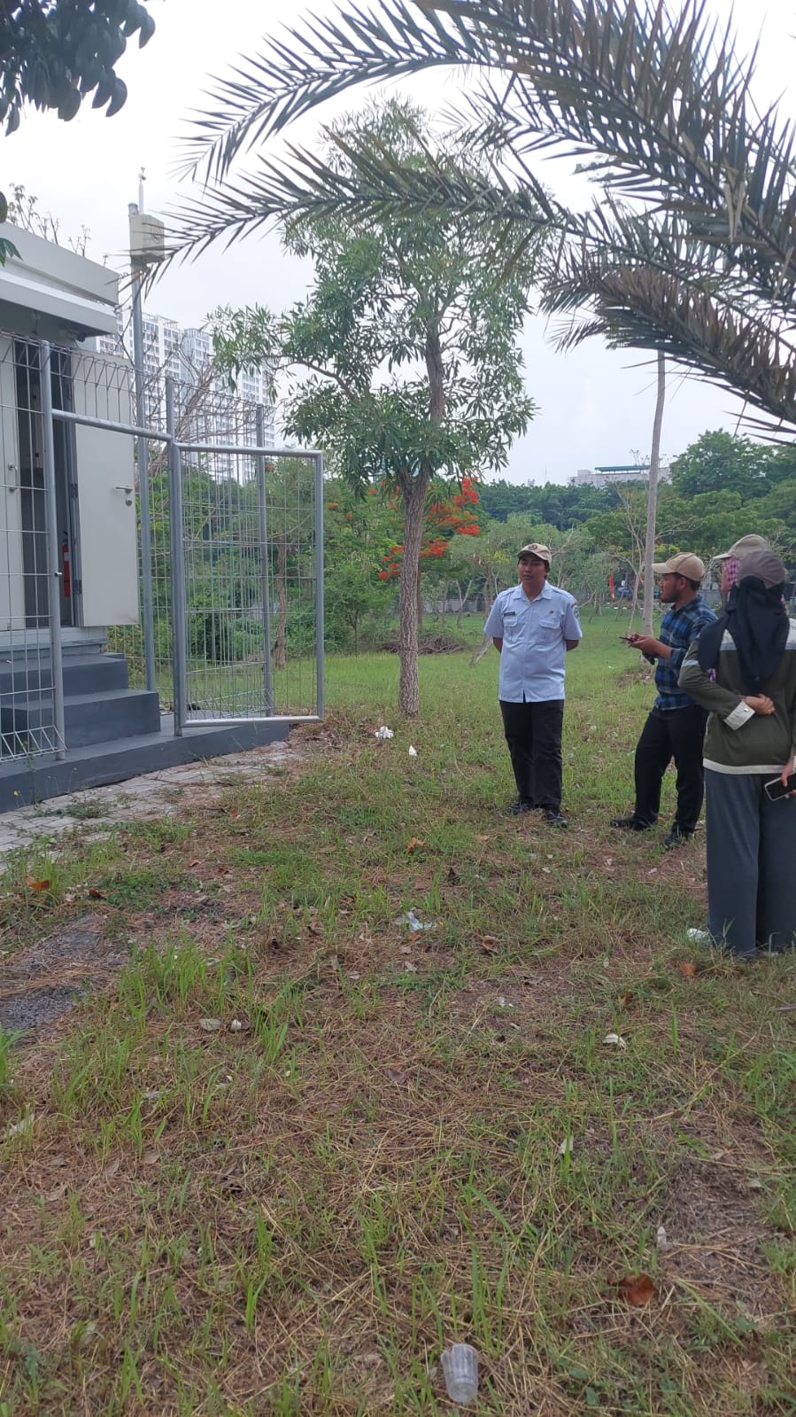 PEMANTAUAN: Jajaran DLH Gresik saat memantau alat pengukur kualitas udara AQMS di Area Kantor Bupati Gesik.
