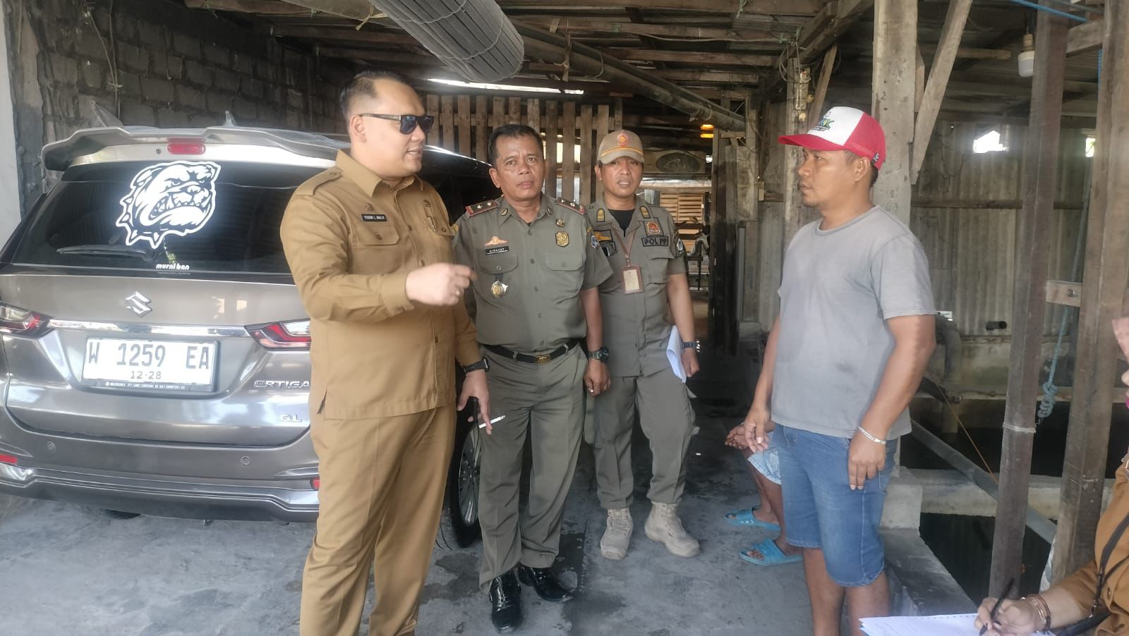 Kejar Pajak : Kepala Bidang Penetapan Badan Pendapatan, Pengelolaan Keuangan dan Aset Daerah (BPPKAD) Gresik, Yuson Lawupa Malvi (kiri) didampingi jajaran Satpol PP Pemkab Gresik mengunjungi WP.
