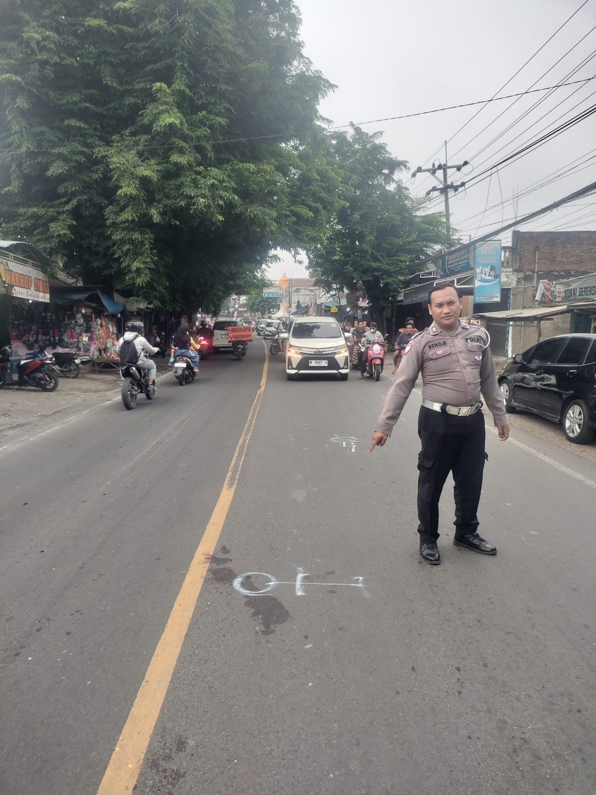 OLAH TKP : Anggota Unit Laka Satlantas Polres Gresik saat melakukan olah TKP kecelakaan di Jalan Raya Desa Bungah, Kecamatan Bungah, Kabupaten Gresik, Minggu (24/11).