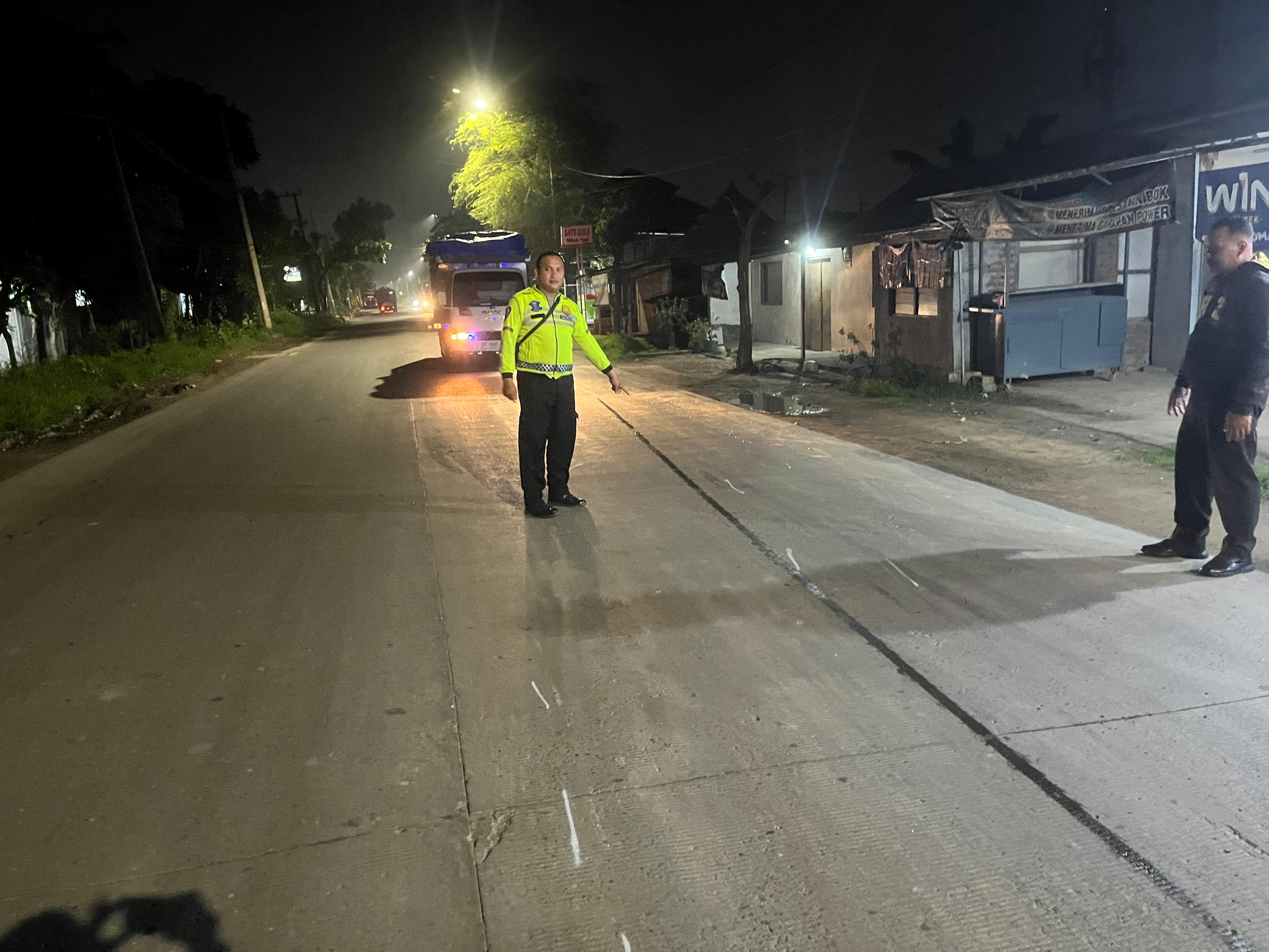 OLAH TKP: Anggota Unit Laka Satlantas Polres Gresik saat melakukan olah TKP kecelakaan di di Jalan Raya Desa Sumengko, Kecamatan Wringinanom, Kabupaten Gresik.