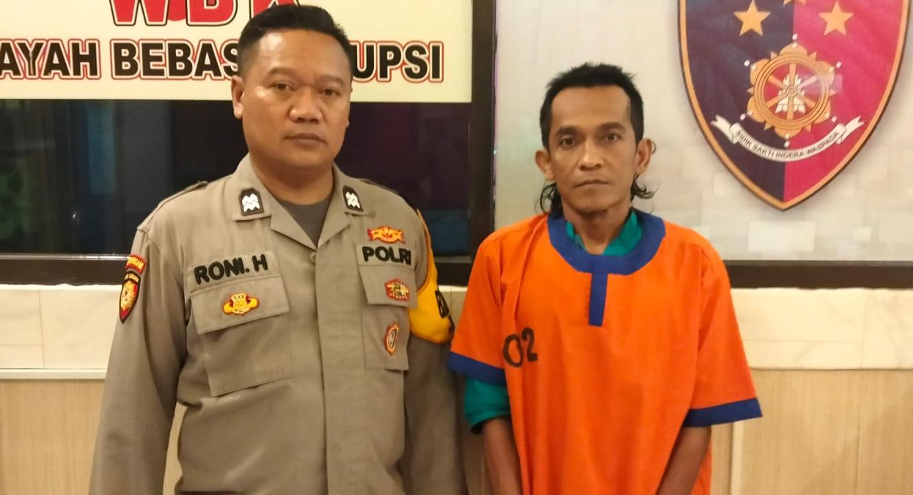 DIAMANKAN : Tersangka Suyono saat diamankan di Polsek Menganti.