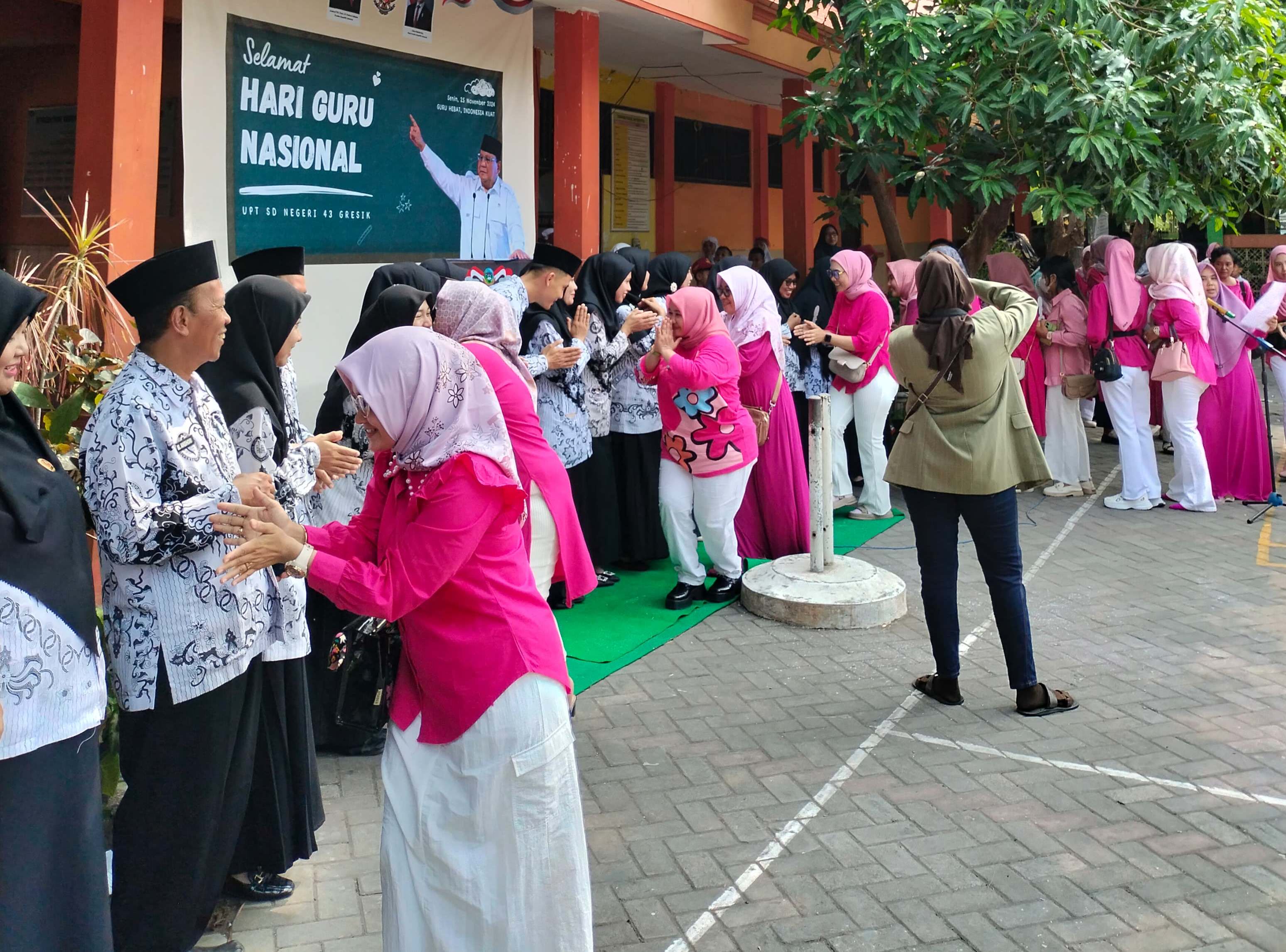 SEMARAK : Komite SDN 43 Pongangan Gresik berikan apresiasi bagi pahlawan tanpa tanda jasa dalam peringatan Hari Guru Nasional