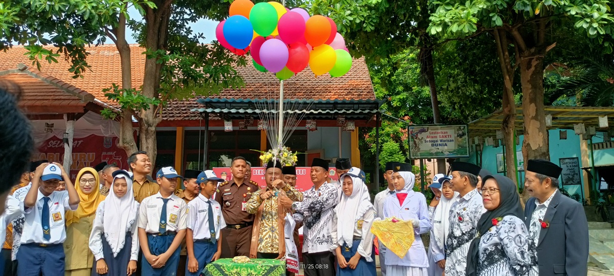 PELEPASAN BALON: Dalam rangka peringatan Hari Guru Nasional dan HUT PGRI ke-79, Bupati Gresik Fandi Akhmad Yani bersama jajaran forkopimda menggelar deklarasi Save Guru di UPT SMP Negeri 20 Gresik.